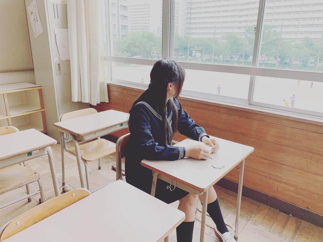 りりりのインスタグラム：「なんかエモエモ写真 【放課後に校庭でクラブ活動してる好きな人を見つめる居残り女子】 (ママと設定話してたらめちゃくちゃ盛り上がった) (校庭にいるの小学生やけど) (想像とか妄想とか話しするの楽しいよね) (思春期あるある) ・ ・ #りりり #夏休み #学校 #思春期 #読書感想文 #今日の18時にコラボ動画あがります #見てね ！！！」