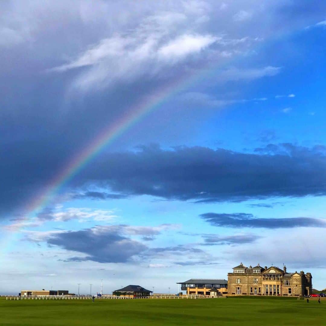 ブルックスブラザーズさんのインスタグラム写真 - (ブルックスブラザーズInstagram)「The idyllic view from The Old Course Hotel in St Andrews. We have the frequent rains to thank for this perfect rainbow over the links. We’re off tomorrow to find our pot o’ golf on the Old Course — also known as the birthplace of the sport. Follow along in our stories.  #BrooksAbroad #StAndrews #Scotland #HitTheLinks」8月2日 8時35分 - brooksbrothers