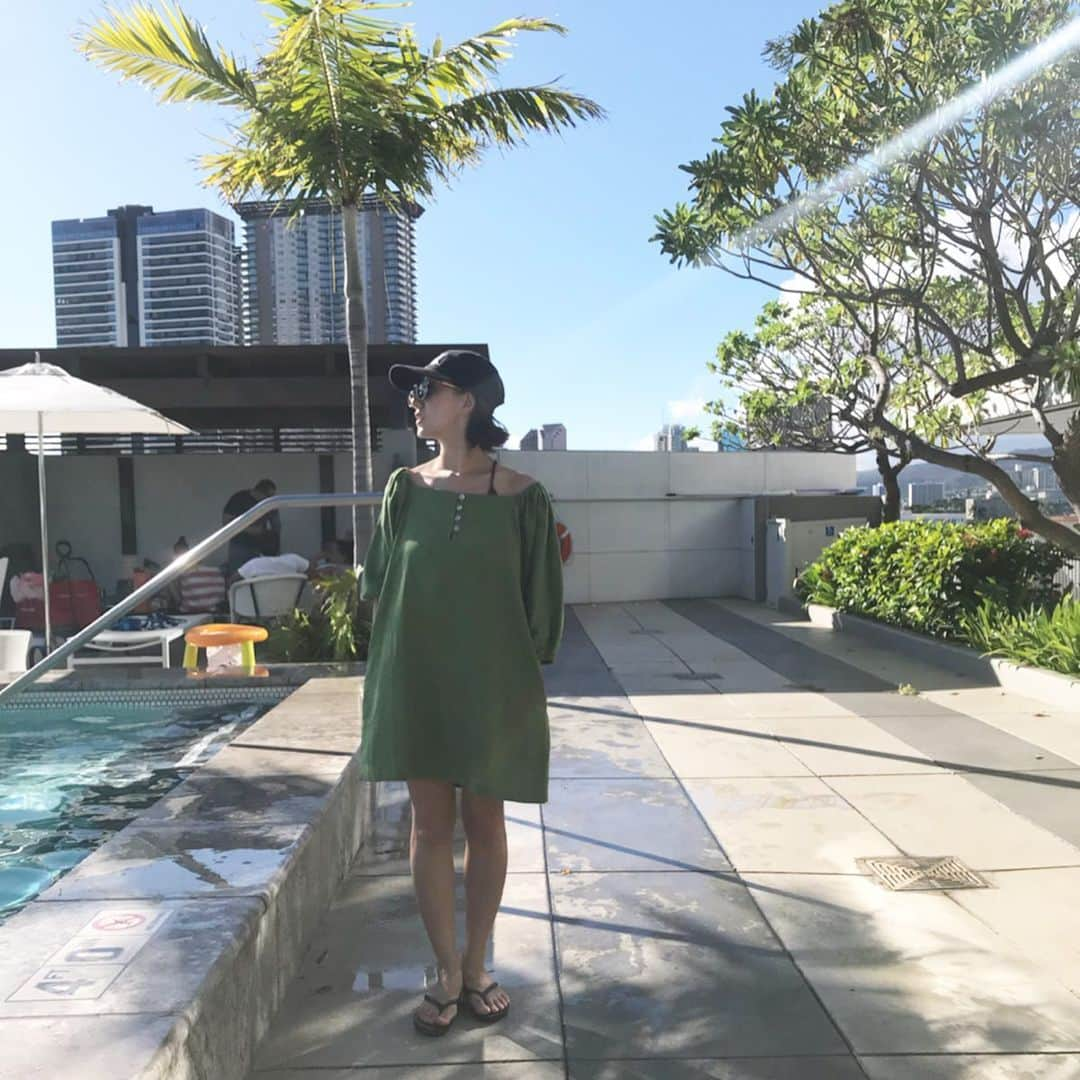 渡辺由香さんのインスタグラム写真 - (渡辺由香Instagram)「#hawaiifashion #hawaiilife #beachfashion #mamafashion beachでもサクッと着やすいものがこちらでは重宝する感じでこちらで買い足したリネンのミニワンピ @here.thestore のモノ #herethestore 東京では着なくても 私のライフスタイル的に 鎌倉やプール行くときママには必須な足いつでも浸かれますよな丈感ね👍🏻 #ハワイコーデ #ママファッション #子連れハワイ #ビーチスタイル」8月2日 8時37分 - yukawatanabe_hanabo