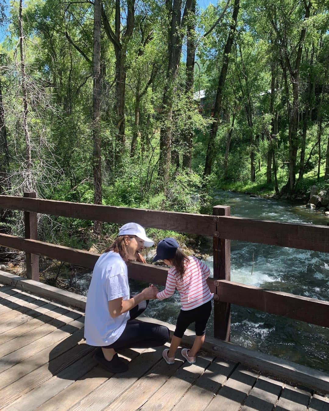翁安芸さんのインスタグラム写真 - (翁安芸Instagram)「Perfect walk with my loves👩‍👩‍👧🌳🌼 母と娘と近くをハイキング。自然に囲まれて本当に気持ちのいい場所✨ #aspen #nature #summerinaspen #アスペン #threegenerations」8月1日 23時43分 - akinyc