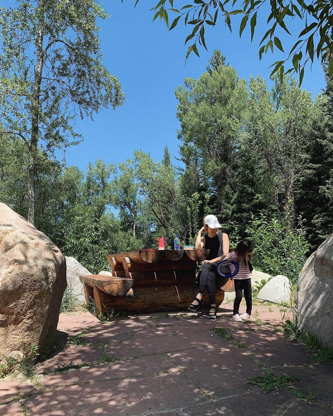 翁安芸さんのインスタグラム写真 - (翁安芸Instagram)「Perfect walk with my loves👩‍👩‍👧🌳🌼 母と娘と近くをハイキング。自然に囲まれて本当に気持ちのいい場所✨ #aspen #nature #summerinaspen #アスペン #threegenerations」8月1日 23時43分 - akinyc