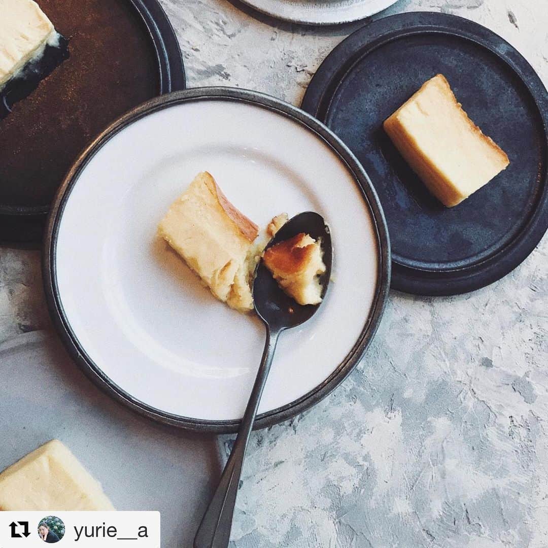 のインスタグラム：「チーズケーキはひとを笑顔にするし幸せな気持ちにしてくれる食べ物だと確信しました🥰 8/4からオンラインショップで買えるの🙈🧀 #naoeat #mrcheesecake#ミスチ#トーキョーチーズケーキ .. #Repost @yurie__a with @get_repost ・・・ 美味しくて楽しくて幸せな日❤︎ #cheesecake」