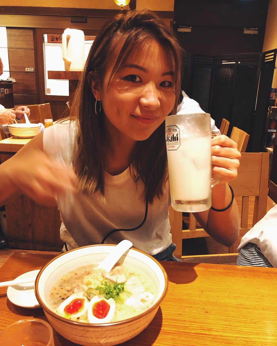 エビアン・クーさんのインスタグラム写真 - (エビアン・クーInstagram)「Thank you Osaka!! Late night ramen is the best!  Going to Fukuoka next see you all soon at my pop up.  仕事終わりのラーメンっておいしぃよね🍜  大阪のポップアップも今日で終わりました‼️ 何回も来てくれたお客さん、友達、ファミリーの方々 本当に本当にありがとうございました。  関西の人は気さくでお話もたくさんでき、 楽しませていただきました。またハワイか日本で会いましよ〜 それよりこれからイーラも宜しくお願いします🙏」8月1日 23時49分 - avian_official