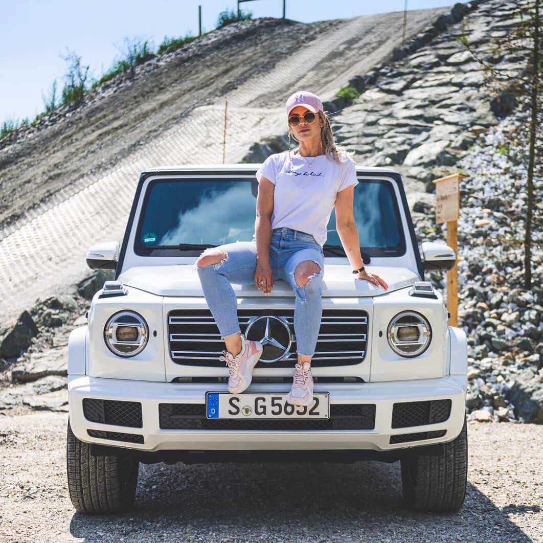 メルセデス・ベンツさんのインスタグラム写真 - (メルセデス・ベンツInstagram)「[Mercedes-Benz G 500 | Kraftstoffverbrauch kombiniert: 12,1–11,5 l/100 km | CO₂-Emissionen kombiniert: 276–263 g/km | mb4.me/nefz]  Taming the legendary G-Class! 💪🏻 @missemmawalsh recently participated in an exciting off-road driving experience in Graz, Austria.  #ShesMercedes #MercedesBenz #gclass #StrongerThanTime #Gwagon #SUV #offroad 📸 @teymur via @shesmercedes」8月1日 23時52分 - mercedesbenz