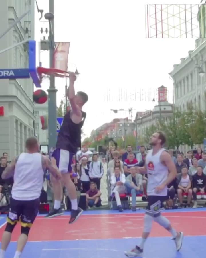 レッドブルのインスタグラム：「3️⃣ on each side 🏀 the world‘s top ballers 👑 one winning team @redbullreign World Finals are coming to Toronto August 31st! #redbull #redbullreign #basketball #worldfinals #dunks #streetbasketball」