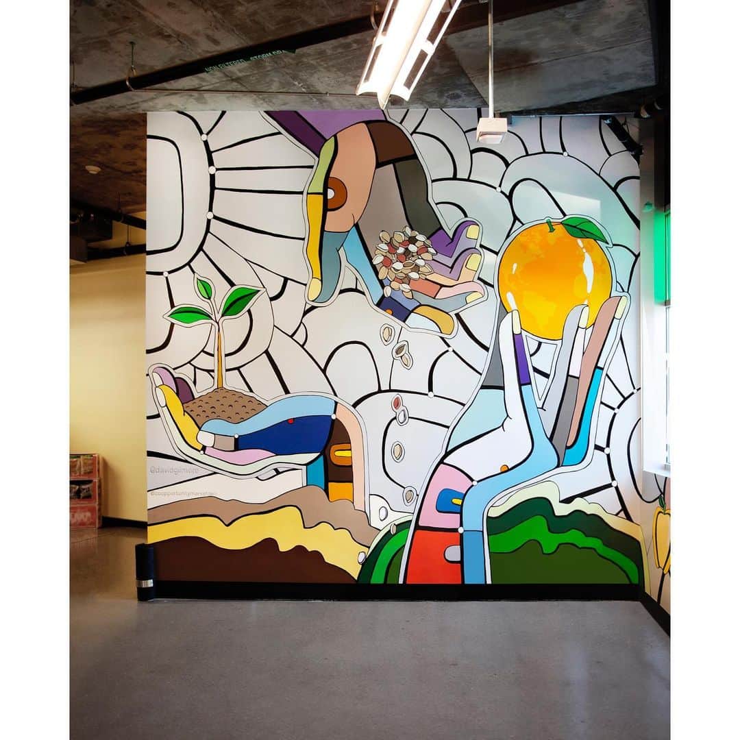 のインスタグラム：「Thank you @coopportunitymarketdeli for hiring me to paint a mural in their Culver City location and a BIG thanks to Michael Russell with the @culvercityartsdistrict for recommending me for this project. I’d met Michael three-ish years ago when I was painting a mural in Koreatown and he very generously passed along my info to @lenatito with the market. After reading about their history, principles, and values I created a design based on a number of key points: thinking globally yet acting locally, knowing where your food comes from, and the process of growing organic produce from seed up fruition. So.... telling their story through my art lens, I came up with these three giant hands on the main wall. The center hand is sewing seeds, the hand to the left with its stubbier proportions was more childlike holding a sproutling (seems fitting), and the hand on the right is holding a ripened piece of produce. With a nod to thinking globally, I subtly turned that orange into the 🌎. The soil on the lower left and the crops on the lower right are made up of a series of multicultural faces in profile. The background lines create a blooming, growing mass which continues onto the adjoining 60ft wall underneath a massive window.  Some fruit and vegetables travel along that scrolling detail. And acting sort of like bookends, I also painted two tall columns within the store. Thank you again to The Co+Opportunity Market & Deli and Culver City Arts District.  Appreciate you all.  The market is located at ‪8770 Washington Blvd @National Culver City, CA 90232‬. #culvercity #culvercityartsdistrict #coopportunitymarketdeli #organicfarming #organicmatters #knowthesource  #laeats  #culvercityarts #culvercitymurals #lamurals #muralart #muralist #novacolor #davidgilmore #davidgilmorestudio」