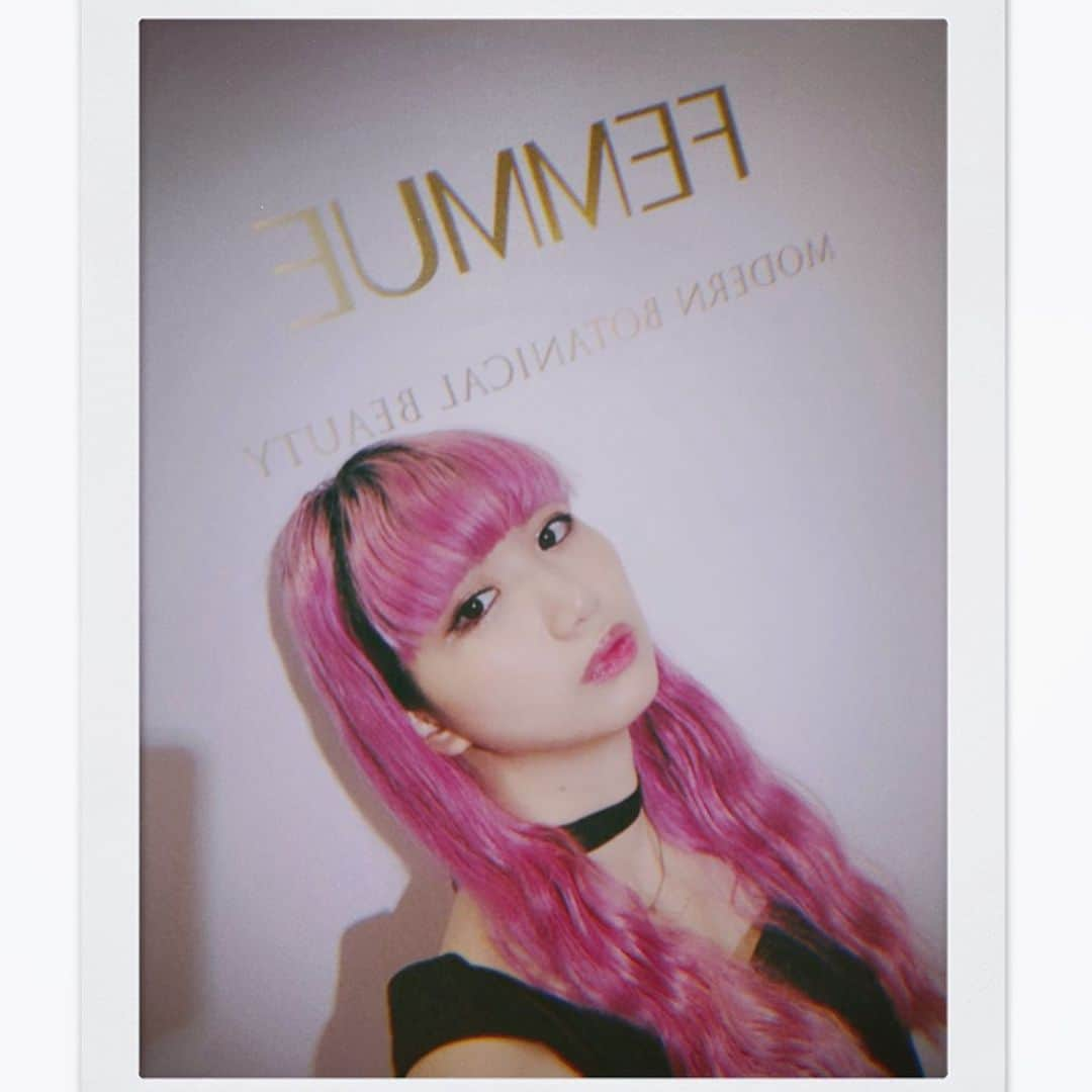 アリスムカイデさんのインスタグラム写真 - (アリスムカイデInstagram)「@femmue_japan #femmue  見た目が好みなのは言わずともわかると思うんだけど、カメリアのラインナップに加えてローズまで登場すると聞いてとっても楽しみにしていました  スキンケアの一通りを片手に塗ってもらったら信じられないくらい即白くなったし、ファンデーションは「塗った感が嫌だから使わない」とか「ツヤ肌って何…？油じゃん…？」と思っていたお化粧弱者のあたしも楽しくなっちゃううるうるさ あちこちでかくれんぼしてるクルエルティフリー表記のウサギさんとやわらかにギラついたシルバーなんか見る度ときめくし 好きが詰まってるうえ相性まで良くて嬉しいです」8月1日 23時57分 - arismukaide