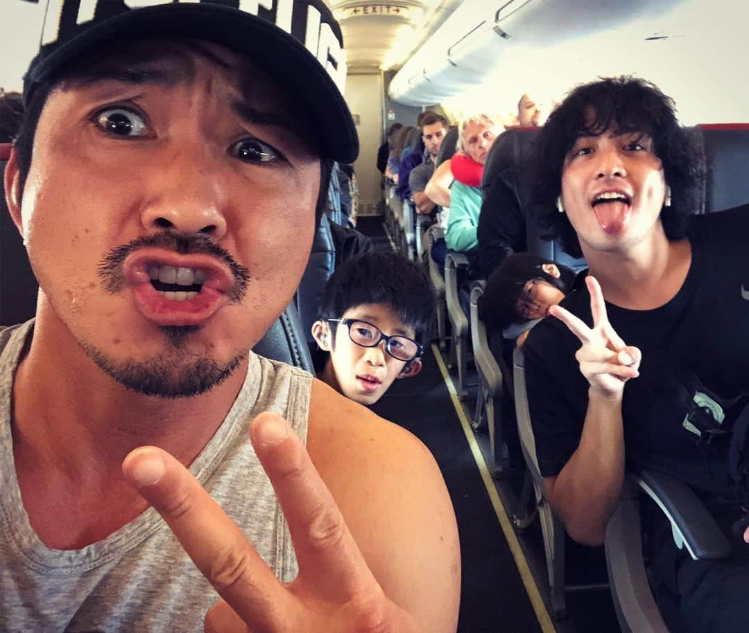 虎牙光揮さんのインスタグラム写真 - (虎牙光揮Instagram)「ちょっとだけ旅してきます🛫😁 @shu_samurai #lax #flight #americanairlines #shuwatanabe #MickeyKoga」8月1日 23時58分 - mickeykoga