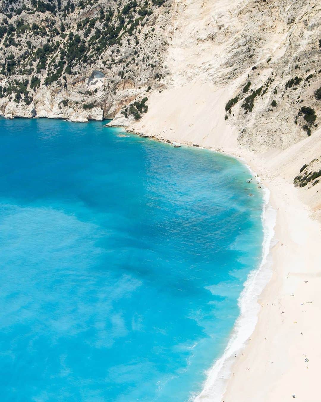 ジーエルシーオーさんのインスタグラム写真 - (ジーエルシーオーInstagram)「It’s August. Book that vacation already. ✈️ Check out our Daytrippers (link in bio) for inspiration—like this shot of Myrtos Beach on the Greek island of Kefalonia by @dianapappasphoto. #garrettleight #daytrippers」8月2日 0時01分 - garrettleight