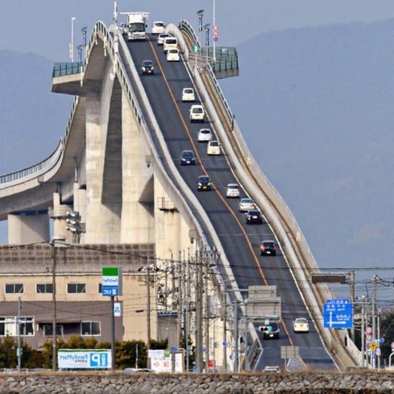 のインスタグラム：「Ecco no, piuttosto a piedi! Il ponte Eshima Ohashi sopra il lago Nakumi (in Giappone naturalmente) lo definirei terrificante, forse per alcuni solo particolarmente emozionante!😅 Ha una pendenza  di 6,1%, è L ungo 1,7 km e largo 11,4 metri, è il ponte a telaio rigido più grande del Giappone e il terzo in tutto il mondo. Si estende sul Lago Nakaumi che collega le città di Matsue e Sakaiminato…  #abstract #archidaily #archilovers #architecture #architecturelovers #architectureporn #architexture #art #arts #beautiful #building #buildings #cities #city #composition #design #geometric #geometry #instagood #lines #lookingup #minimal #pattern #perspective #skyscraper #street #style #town #urban」