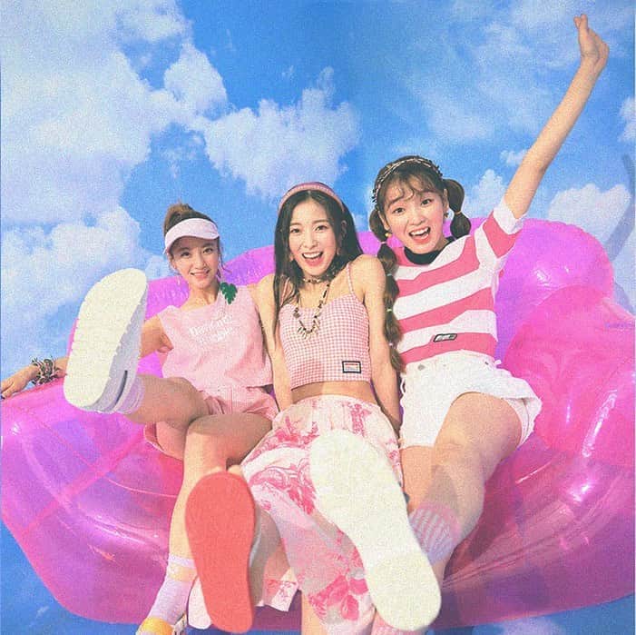 OH MY GIRLさんのインスタグラム写真 - (OH MY GIRLInstagram)「OH MY GIRL SUMMER PACKAGE ALBUM [Fall in Love] Play Tropical Love Coming Soon 2019. 08. 05  #오마이걸 #OHMYGIRL #OMG #BUNGEE #번지」8月2日 0時02分 - wm_ohmygirl