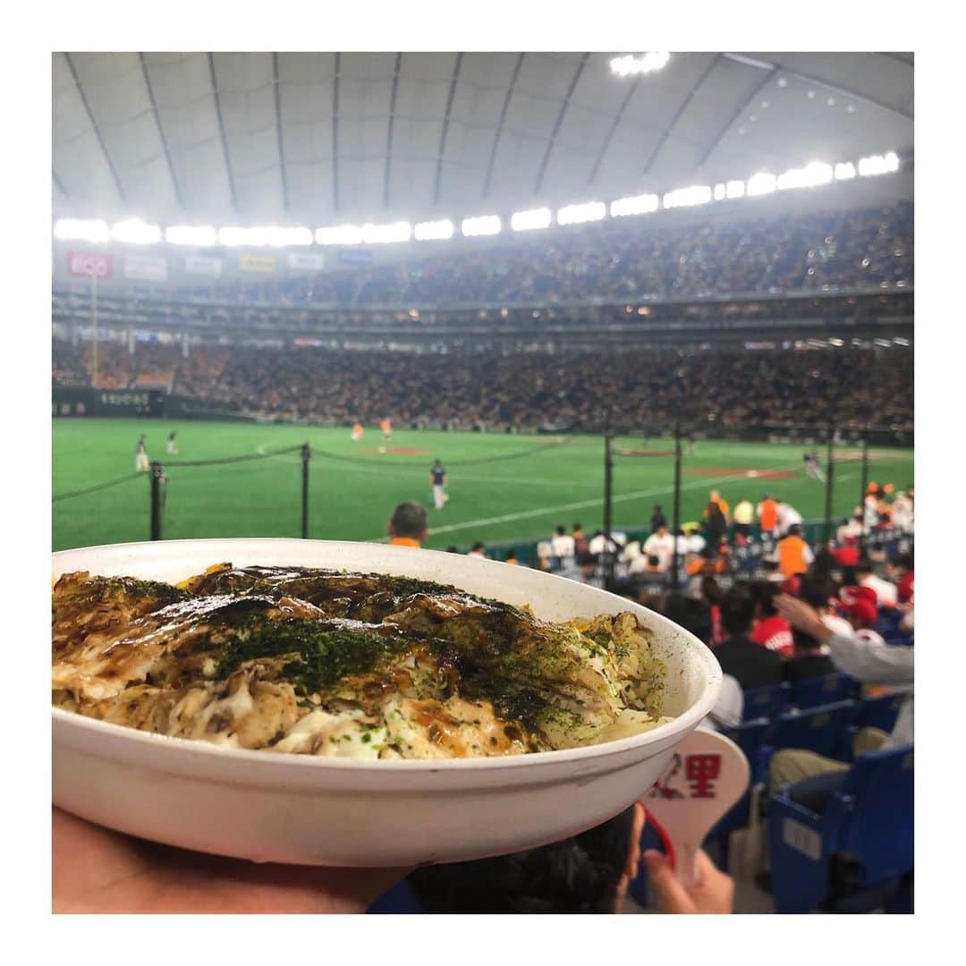 倉本康子さんのインスタグラム写真 - (倉本康子Instagram)「🌟 今日も今日とて東京ドーム！ 験担ぎになるから！と 買ってきてもらっていたお好み焼きを 食したところ、快勝！！！ 効果抜群？！ 途中でジャイアンツ刻印入りの 木村屋の粒あんのあんぱんを戴きました😆 安定の美味しさですよねー！ こんなコラボがあるんですねぇ😊 #カープ #carp #広島カープ #広島東洋カープ #東京ドーム #木村屋 #木村屋あんぱん #巨人コラボ #お好み焼き  #カープお好み焼き #倉本康子 #カープファン」8月2日 0時05分 - yasuko_kuramoto_yakko