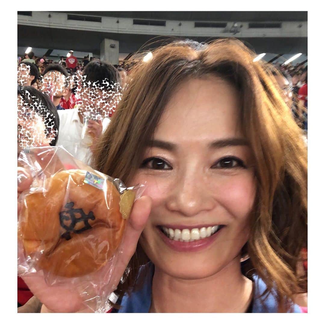 倉本康子さんのインスタグラム写真 - (倉本康子Instagram)「🌟 今日も今日とて東京ドーム！ 験担ぎになるから！と 買ってきてもらっていたお好み焼きを 食したところ、快勝！！！ 効果抜群？！ 途中でジャイアンツ刻印入りの 木村屋の粒あんのあんぱんを戴きました😆 安定の美味しさですよねー！ こんなコラボがあるんですねぇ😊 #カープ #carp #広島カープ #広島東洋カープ #東京ドーム #木村屋 #木村屋あんぱん #巨人コラボ #お好み焼き  #カープお好み焼き #倉本康子 #カープファン」8月2日 0時05分 - yasuko_kuramoto_yakko