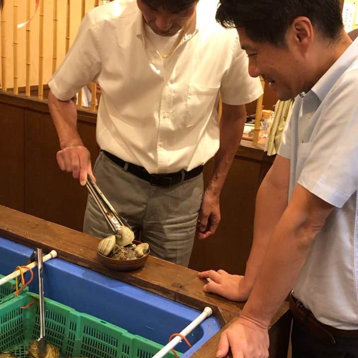 鶏魚 谷町のインスタグラム：「鶏魚です！しーちゃんです🎶 今日も、倒れそうなほど暑かったですね(^_^;) そんな時は、鶏魚で暑気払い!!そして、英気を養ってくださいね♡ #暑気払い #英気を養う #鶏魚 #大阪 #谷町四丁目 #駅近 #セルフ飲み放題 #地域最安値 #コース #座敷 #個室 #貝盛り放題 #ガンガン焼き #あさり #はまぐり #ホンビノス貝 #牡蠣 #さざえ #飲み会 #女将」