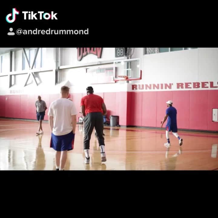 アンドレ・ドラモンドのインスタグラム：「Follow me on @tiktok just posted my first video ! Had to show love to the homie @mileycyrus on her new record 🎧🎼 - Mother’s Daughter  #3pointshooter」
