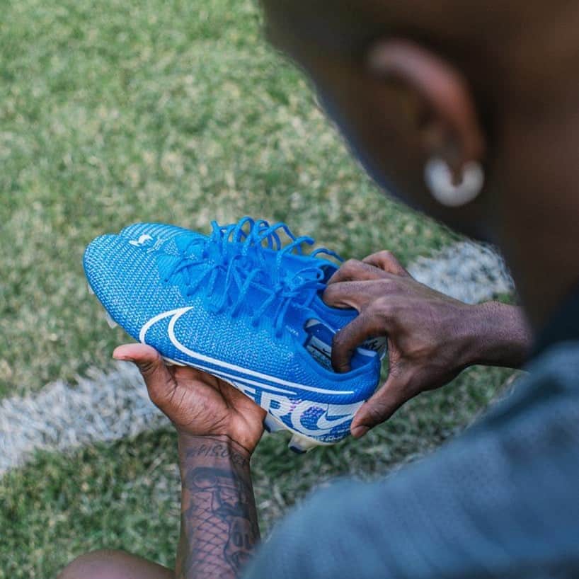 ヴィニシウス・ジュニオールのインスタグラム：「Atrasadinha? Esquece!!! Com a minha nova Mercurial da @nikefootball, ninguém segura. Mais leve, mais rápida e ainda mais bonita...! 🔝⚽⚡ #Mercurial #SempreNoAtaque」