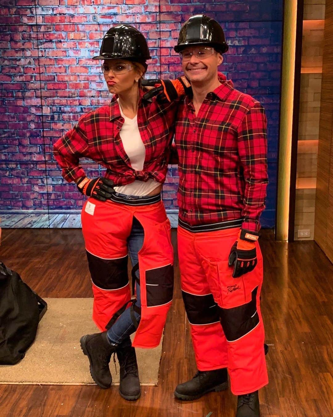 マリア・メノウノスさんのインスタグラム写真 - (マリア・メノウノスInstagram)「What do you think’s going on in this pic? 😂 Another amazing day on @livekellyandryan. Tune in now!」8月2日 0時14分 - mariamenounos