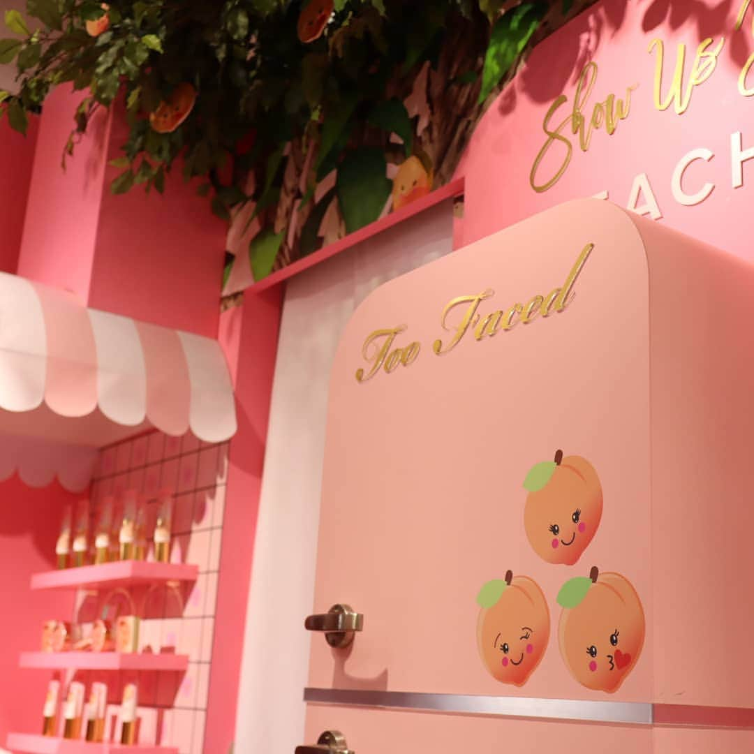 Eri Satoさんのインスタグラム写真 - (Eri SatoInstagram)「· 【🍑Too Faced POP UP SHOP🍑】 · 伊勢丹新宿本店にて開催中の、トゥーフェイスドのPOP UPへ行ってきました✨ 伊勢丹行くまでの地下道にポスターが貼ってあって、すごく気になってたの😋 · ピンク一色の可愛い店内は大盛況！！！ コスメのパッケージも可愛い過ぎて、あれもこれも気になったよー🤣 · pic⑦は、リップが欲しかったのでタッチアップしてもらいました！ 発色も良いし、何より顔色が明るくなる👀 担当のお姉さんが、人気のハイライターも入れてくれたよ✨ 画像加工一切なし！ 目元や鼻筋に立体感が出て、なおかつ汗で崩れた顔が一瞬にしてリフレッシュしました😭✨ · ちなみに、公式アカウント @toofacedlovesjapan をフォローすると、  抽選で30名様にこの「ダイヤモンド ハイライターとブラシの豪華セット」が当たるプレゼントキャンペーンをやってるんだって！ 8/13(火)まで！是非フォローしてみてね💗 · ちなみに リップは2本GET💄💕 blogに色味など載せてます✨ @satoeri626 のトップのURLから見てね♪ · 👉@toofacedlovesjapan 7月31日(水)～8月6日(火) 伊勢丹新宿本店1階＝ザ・ステージにて · #OwnYourPretty#トゥーフェイスド#TooFacedJapan#海外コスメ#ピンクコスメ#新商品コスメ #新発売コスメ #新発売化粧品#コスメ#メイク#可愛い#コスメ好き#コスメマニア#コスメ大好き#コスメ好きな人とつながりたい#化粧品大好き#pink#口紅#リップ#ハイライト#新宿#伊勢丹 #cosme#cosmetic#mamagirl#locari#pr」8月2日 0時18分 - satoeri626