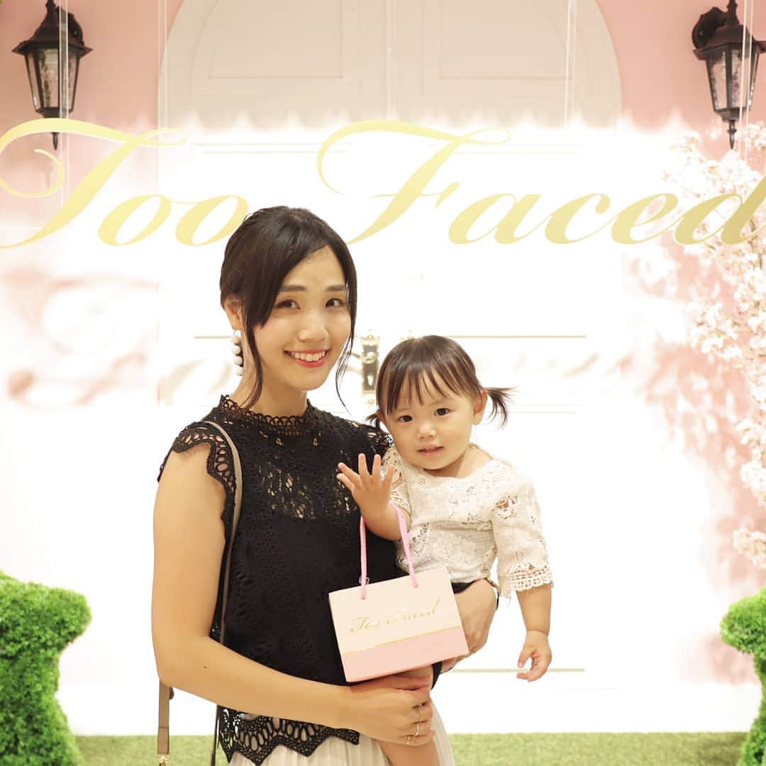 Eri Satoのインスタグラム：「· 【🍑Too Faced POP UP SHOP🍑】 · 伊勢丹新宿本店にて開催中の、トゥーフェイスドのPOP UPへ行ってきました✨ 伊勢丹行くまでの地下道にポスターが貼ってあって、すごく気になってたの😋 · ピンク一色の可愛い店内は大盛況！！！ コスメのパッケージも可愛い過ぎて、あれもこれも気になったよー🤣 · pic⑦は、リップが欲しかったのでタッチアップしてもらいました！ 発色も良いし、何より顔色が明るくなる👀 担当のお姉さんが、人気のハイライターも入れてくれたよ✨ 画像加工一切なし！ 目元や鼻筋に立体感が出て、なおかつ汗で崩れた顔が一瞬にしてリフレッシュしました😭✨ · ちなみに、公式アカウント @toofacedlovesjapan をフォローすると、  抽選で30名様にこの「ダイヤモンド ハイライターとブラシの豪華セット」が当たるプレゼントキャンペーンをやってるんだって！ 8/13(火)まで！是非フォローしてみてね💗 · ちなみに リップは2本GET💄💕 blogに色味など載せてます✨ @satoeri626 のトップのURLから見てね♪ · 👉@toofacedlovesjapan 7月31日(水)～8月6日(火) 伊勢丹新宿本店1階＝ザ・ステージにて · #OwnYourPretty#トゥーフェイスド#TooFacedJapan#海外コスメ#ピンクコスメ#新商品コスメ #新発売コスメ #新発売化粧品#コスメ#メイク#可愛い#コスメ好き#コスメマニア#コスメ大好き#コスメ好きな人とつながりたい#化粧品大好き#pink#口紅#リップ#ハイライト#新宿#伊勢丹 #cosme#cosmetic#mamagirl#locari#pr」