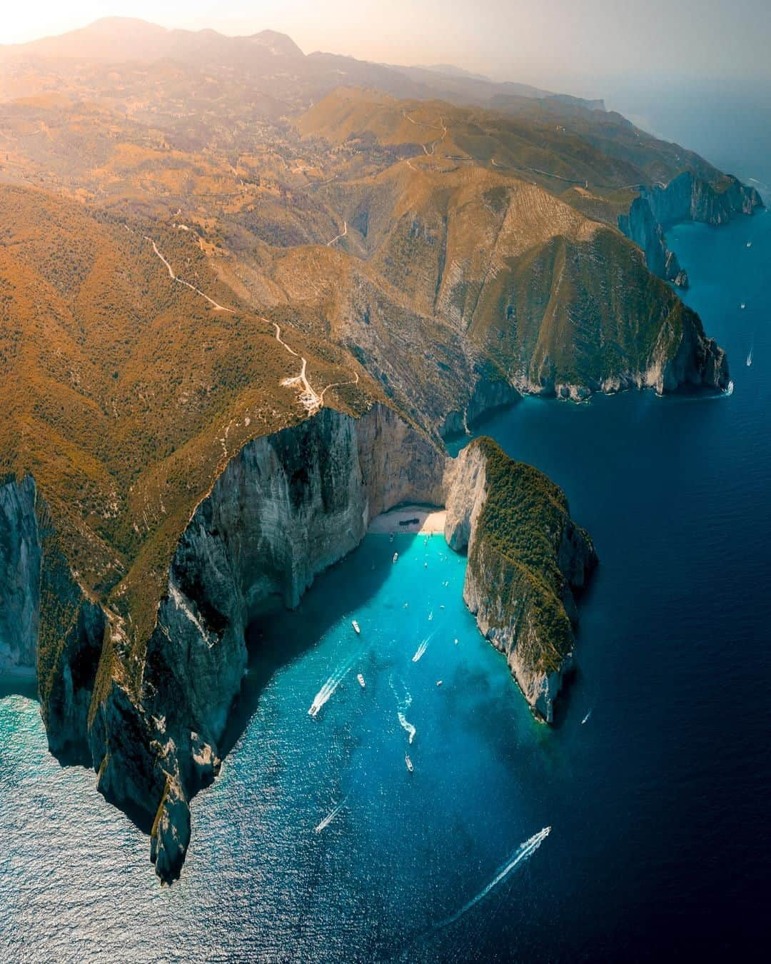 Discoveryさんのインスタグラム写真 - (DiscoveryInstagram)「“Stunning coastline at the world's famous Shipwreck Beach on Zakynthos." 📸 + caption by Henry Do (@henry_do) . . . . #photography #photooftheday #explore #naturephotography #nature #potd #travelIG #wow #natureIG #explore #travelgram #Zante #Zakynthos #Greece #ShipwreckBeach」8月2日 0時23分 - discovery