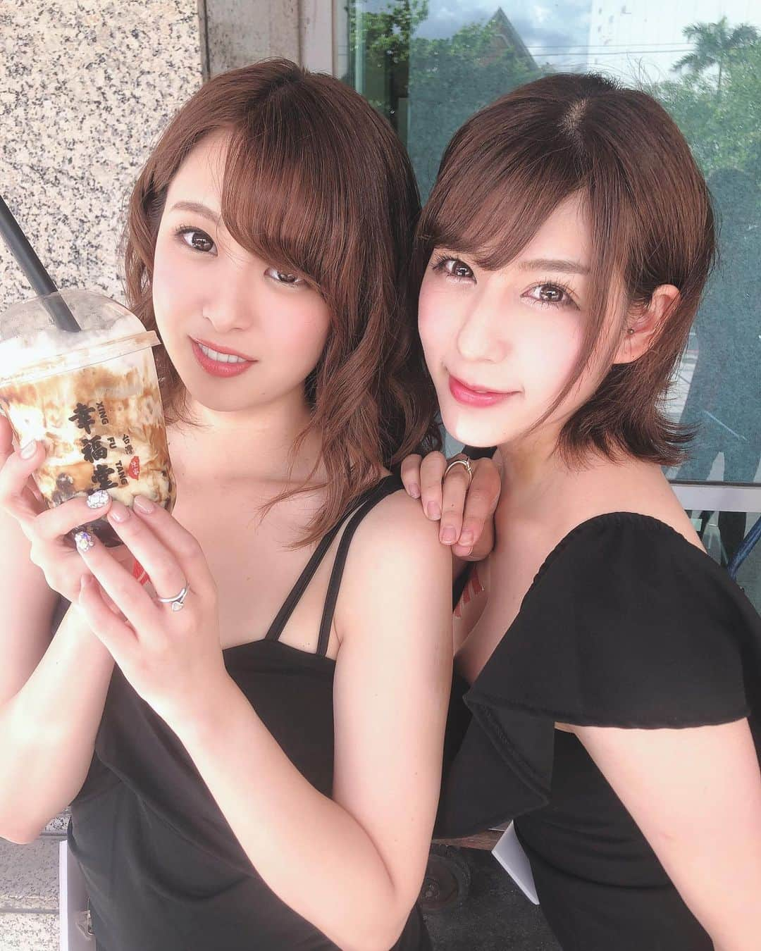 二宮ひかりさんのインスタグラム写真 - (二宮ひかりInstagram)「・ ・ ・ なんか映えーな1枚🍒🍒 ・ 音海里奈ちゃん♡ ・ ・ #av女優 #二宮ひかり  #にのひー  #アタッカーズ #アタッカーズ専属 #音海里奈  #タピオカ  #tre  #台湾  #イベント  #インスタ映え」8月2日 0時23分 - hikari_ninomiya_