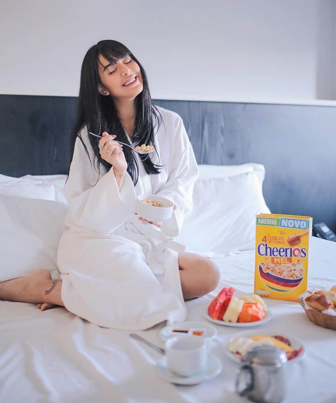 Gabriela Salesのインスタグラム：「Toda plena, bem Helena novela das 8 kkk, tomando meu cafezinho da manhã com meu Cheerios, que já faz parte da rotina da Ricasfamily. Onde eu estiver, sempre tenho dado um jeitinho de conseguir o meu, pois assim me sinto mais em casa e perto da minha família. Vocês já experimentaram? É uma delícia, tem gostinho de mel e é feito à base de 4 cereais integrais ❤❤❤ *publi #cheerioscoisadefamília @nestle_br」