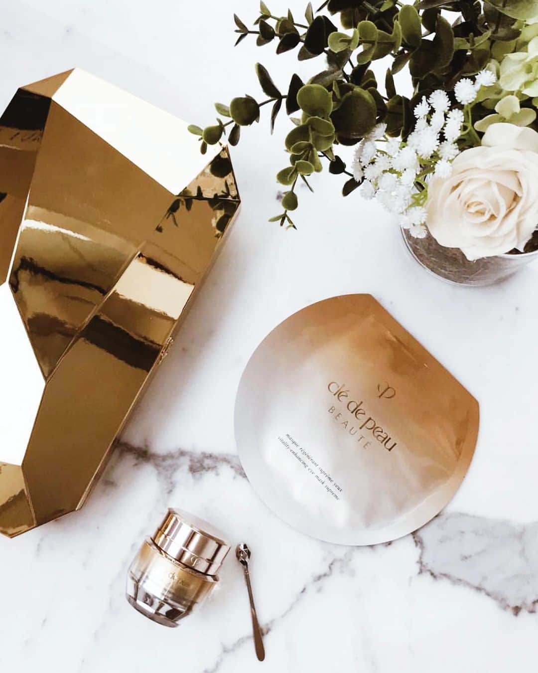 Clé de Peau Beauté Officialさんのインスタグラム写真 - (Clé de Peau Beauté OfficialInstagram)「For ultimate results, pair the #EnhancingEyeContourCreamSupreme with the #VitalityEnhancingEyeMaskSupreme. Apply the cream first, allowing it to fully absorb into the #skin, before applying the mask. Photo by: @denisara.」8月2日 0時33分 - cledepeaubeaute