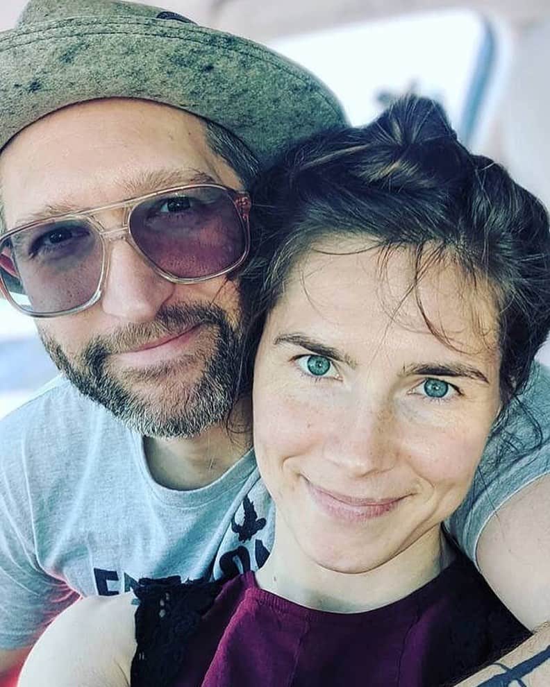 E! Onlineさんのインスタグラム写真 - (E! OnlineInstagram)「Amanda Knox, who was famously exonerated in the murder case of her roommate Meredith Kercher, has officially tied the Knox. 💍 (📷: Instagram)」8月2日 0時37分 - enews