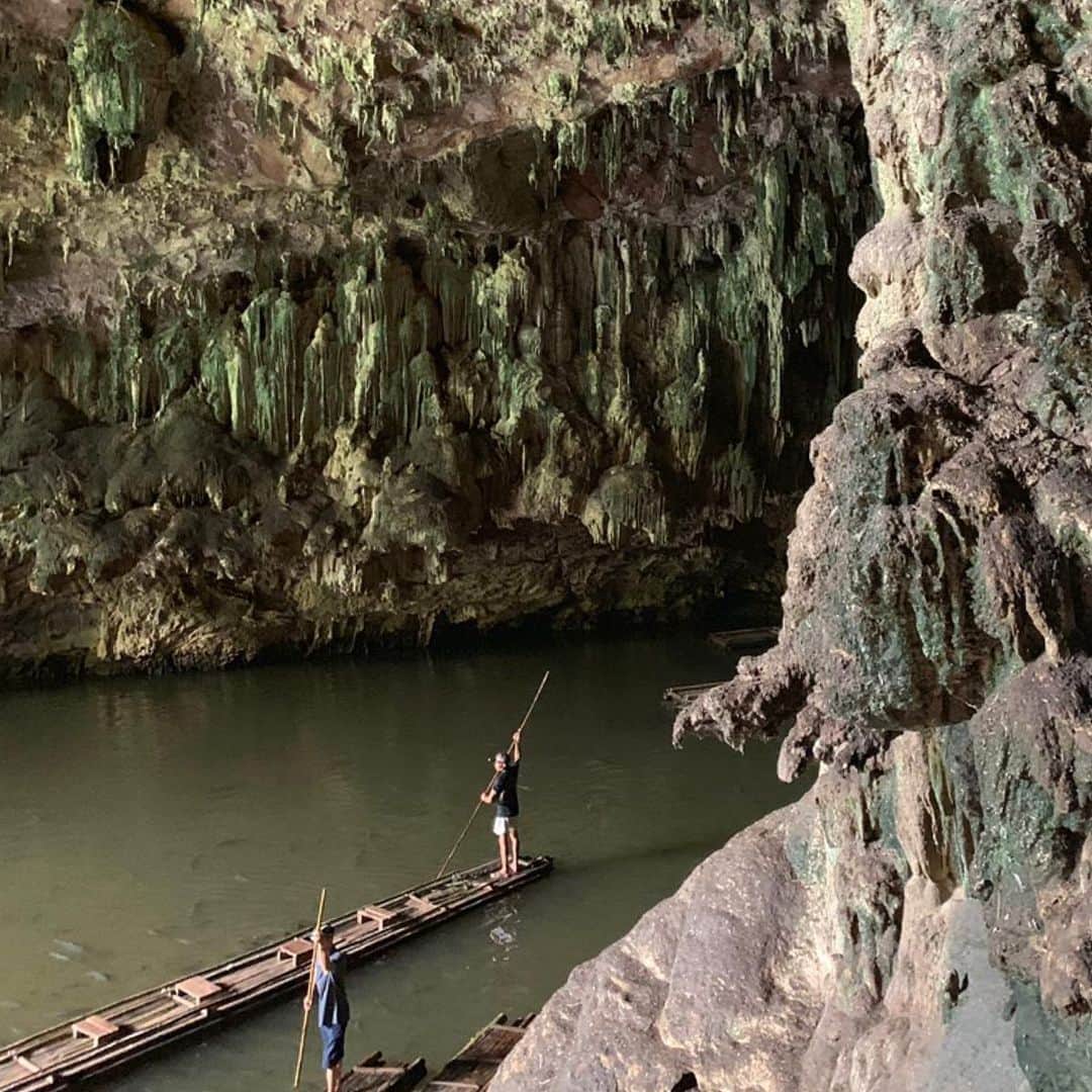 倉岡晋也さんのインスタグラム写真 - (倉岡晋也Instagram)「Experience ✔︎ It was incredible 6000年前に人が住んでいたとか… 素直に自然って凄いなと感じた タイの北西部パーイから 原付で山を越え二時間、ミャンマー国境近くにある ロッド洞窟に… 行くと村のガイドさんが待機していて、 1人500円くらいかな、入場料払って いざ探検開始、村のガイドさんが灯篭使って案内してくれる 真っ暗な中、登ったり下ったり滑っちゃったり 前兆1.7キロの巨大な洞窟には、ニシキヘビやコウモリにフナ…あとタランチュラもいたw いろんな動物がいて、途中竹のカヌーに乗ったり。。。 最後、陽のある所に帰ってきた時は あー、人間ってなんだろぉな なんて…深い事まで考えてしまったよね #lodcave #倉岡旅の記録」8月2日 0時39分 - shinyakuraoka