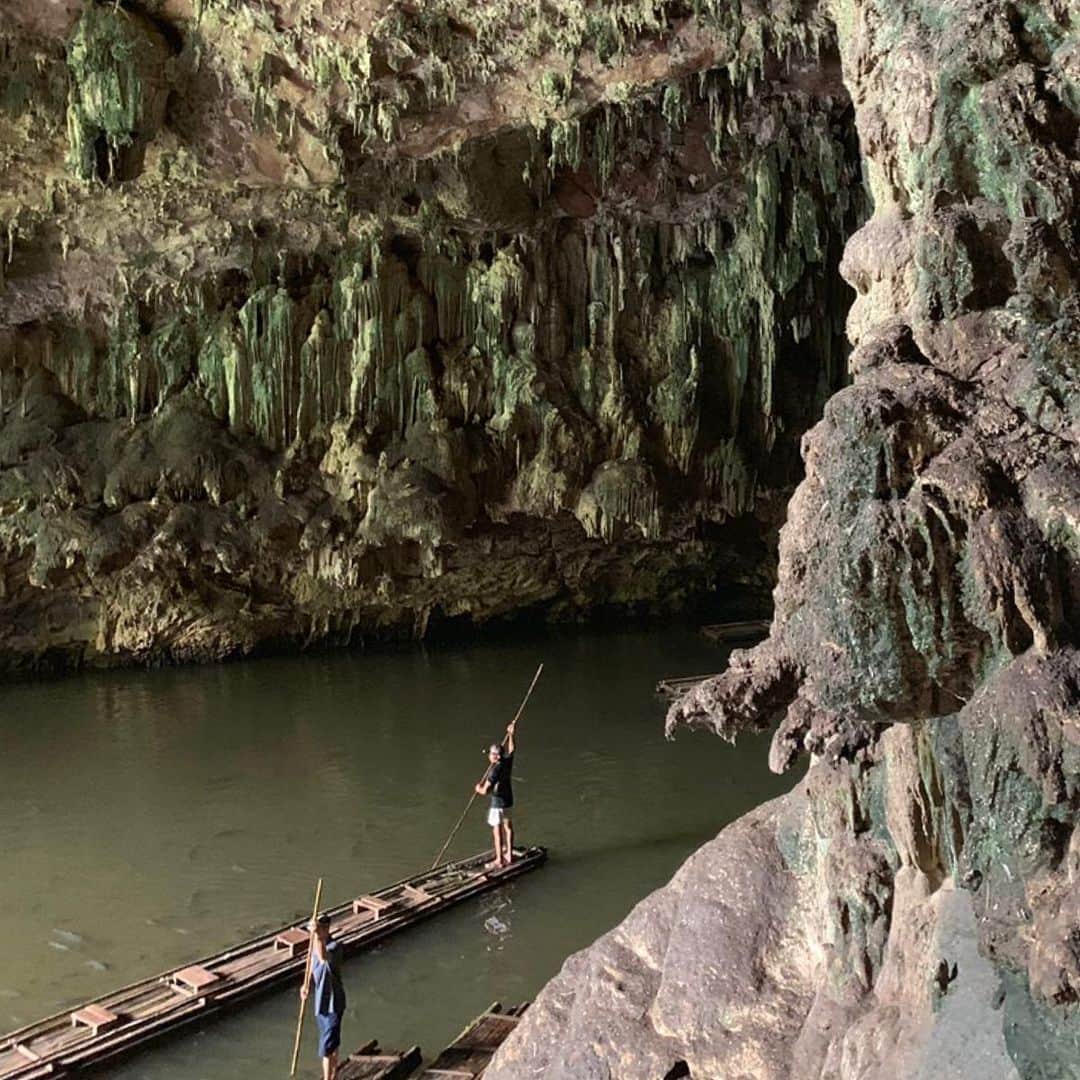 倉岡晋也のインスタグラム：「Experience ✔︎ It was incredible 6000年前に人が住んでいたとか… 素直に自然って凄いなと感じた タイの北西部パーイから 原付で山を越え二時間、ミャンマー国境近くにある ロッド洞窟に… 行くと村のガイドさんが待機していて、 1人500円くらいかな、入場料払って いざ探検開始、村のガイドさんが灯篭使って案内してくれる 真っ暗な中、登ったり下ったり滑っちゃったり 前兆1.7キロの巨大な洞窟には、ニシキヘビやコウモリにフナ…あとタランチュラもいたw いろんな動物がいて、途中竹のカヌーに乗ったり。。。 最後、陽のある所に帰ってきた時は あー、人間ってなんだろぉな なんて…深い事まで考えてしまったよね #lodcave #倉岡旅の記録」