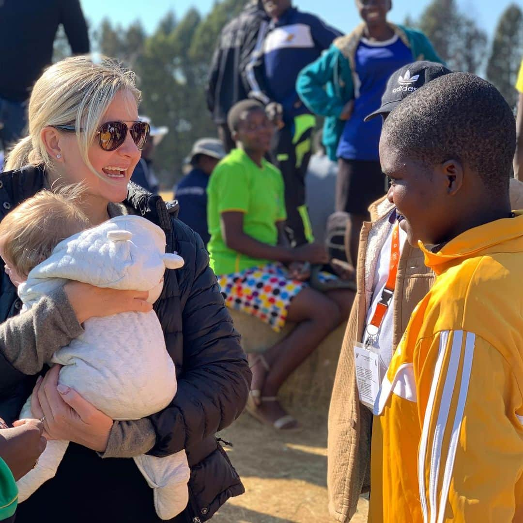 カースティ・コベントリーのインスタグラム：「Mum at work!  Interacting with Athletes, Coaches and Officials at the Zimbabwe Youth and Para Games has been amazing. We have such incredible talent in Zimbabwe. The programs and people we are putting in place will ensure that this talent is identified and nurtured so our young athletes can excel! #Athletes #Sport #WorkingMum #Future #Zimbabwe」