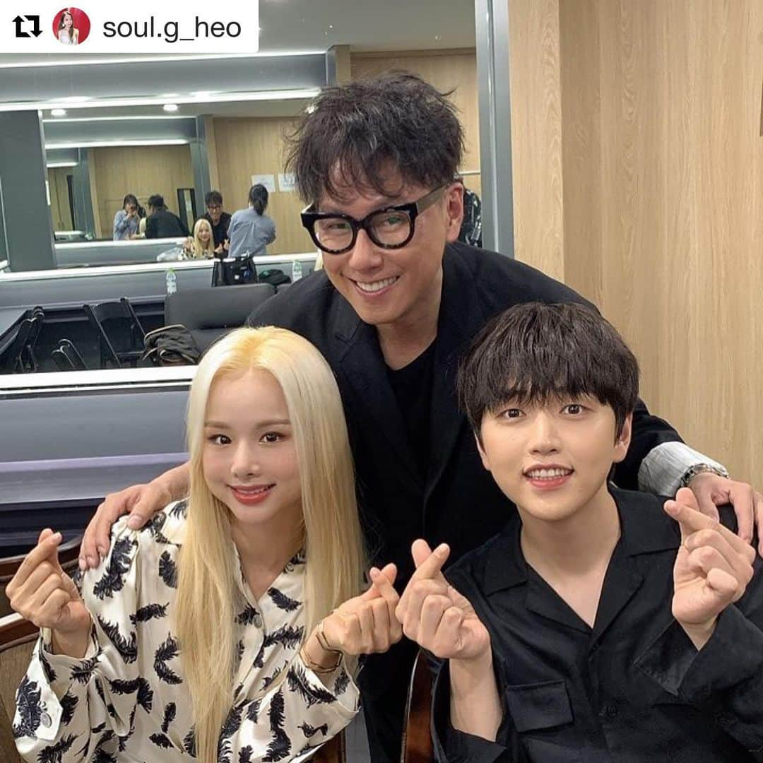 EXIDのインスタグラム：「#Repost @soul.g_heo ・・・ ‘월간윤종신’ 10주년을 기념해서 산들씨와 함께 윤종신선배님의 축하무대를 하게 됐어요  존경하는 선배님의 곡으로 무대를 할 수 있어서 너무 행복했어요....☺️ 감사합니다🙇‍♀️ #MGMA#월간윤종신#10주년#축하드려용#솔지#산들#specialstage#산들님노래짱짱짱#행복했습니다!」