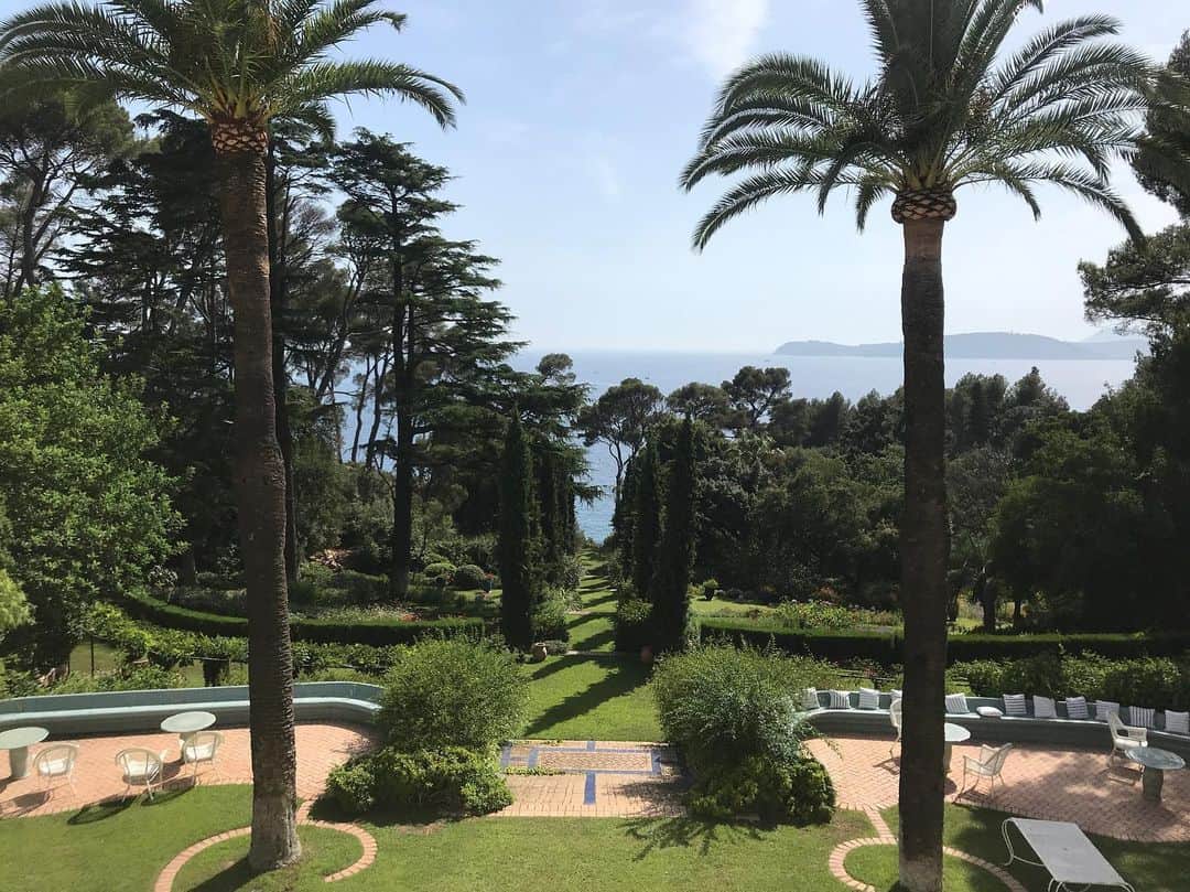 アレクシマビーユのインスタグラム：「Vacation day 1 @alexismabille #familyhouse #family #southoffrance #rocabella #capbrun #blueskye #palmtrees #seasex&sun #roomwithaview」
