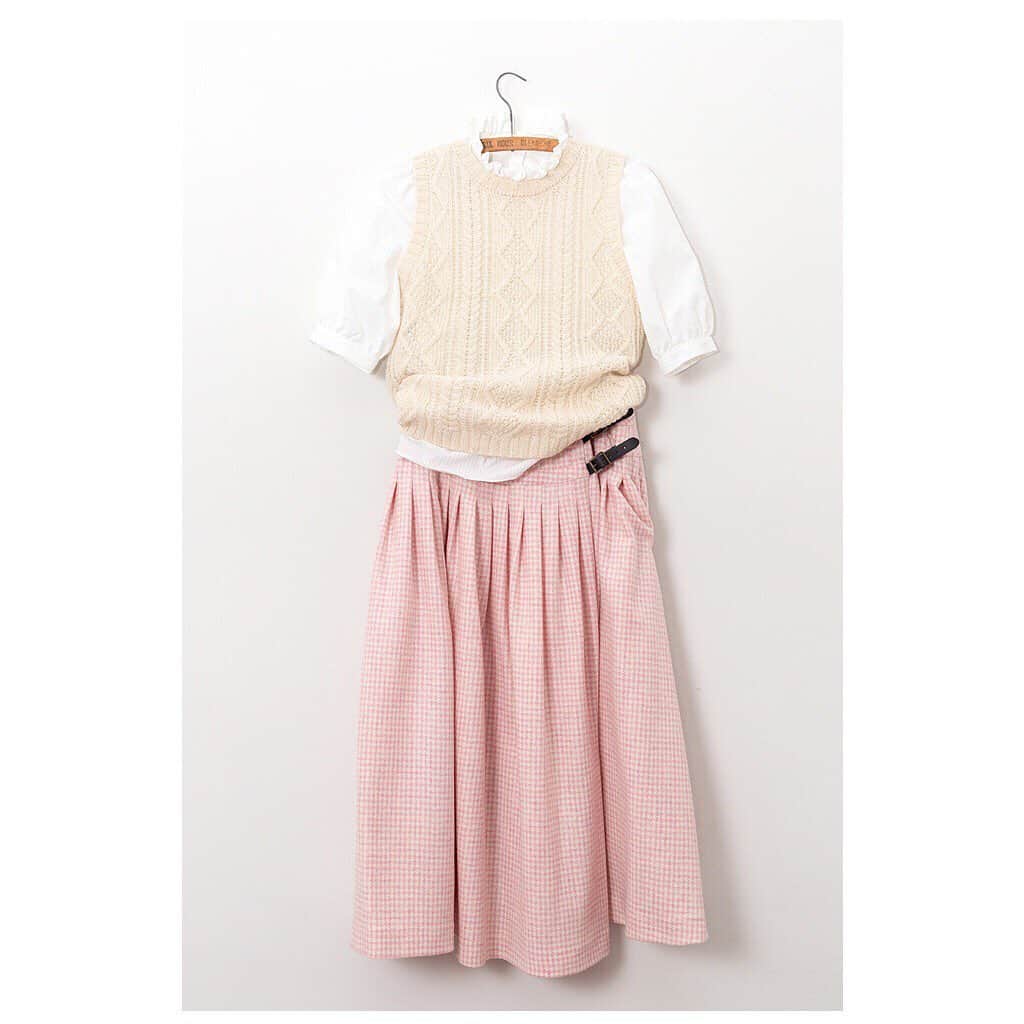 キャベジズ&ローゼズのインスタグラム：「Buckle Up 💕 Tap to shop comfortable and beautiful dressing. The Priory Kilt in Pink Houndstooth Tweed wears wonderfully with Emeline in White Seersucker and the Charlie Vest #kilt #pinkkilt #pinkskirt #seersucker #pinktweed #tweed #houndstooth #britishfashion #cabbagesandroses #cabbagesandrosesfashion @christina_strutt @cabbagesandroses_shop」