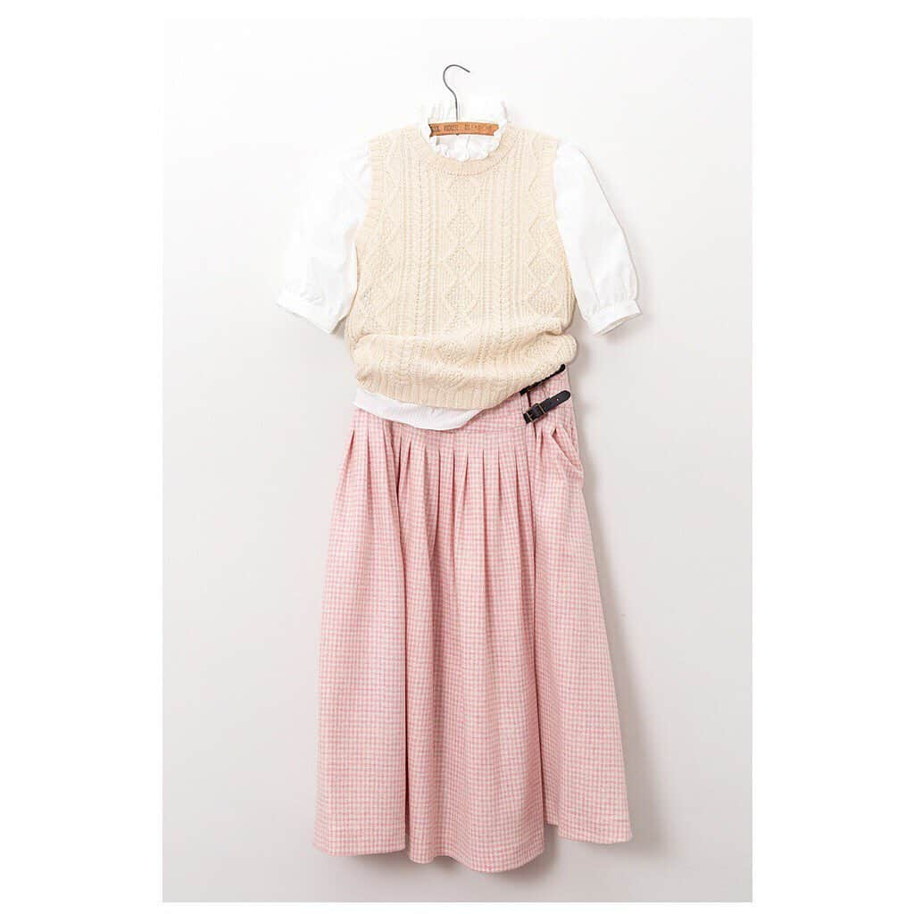 キャベジズ&ローゼズさんのインスタグラム写真 - (キャベジズ&ローゼズInstagram)「Buckle Up 💕 Tap to shop comfortable and beautiful dressing. The Priory Kilt in Pink Houndstooth Tweed wears wonderfully with Emeline in White Seersucker and the Charlie Vest #kilt #pinkkilt #pinkskirt #seersucker #pinktweed #tweed #houndstooth #britishfashion #cabbagesandroses #cabbagesandrosesfashion @christina_strutt @cabbagesandroses_shop」8月2日 1時04分 - cabbages_and_roses