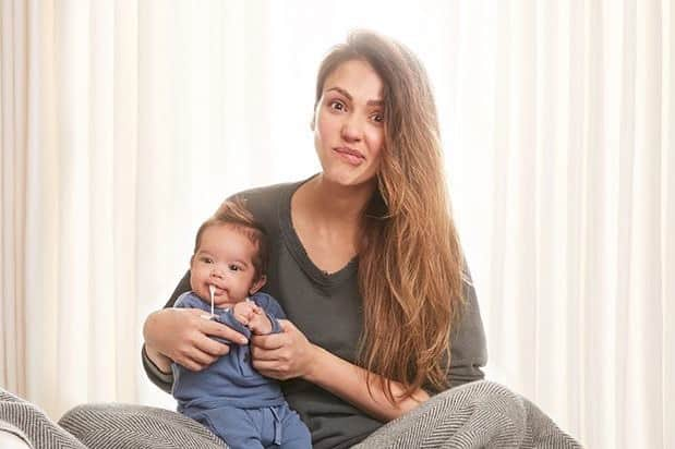 The Honest Companyさんのインスタグラム写真 - (The Honest CompanyInstagram)「Breastfeeding can be a wonderful — and challenging — experience. In honor of #NationalBreastfeedingWeek, we're sharing 15 tips for nursing mamas on the blog. Link in bio. 💕」8月2日 1時04分 - honest