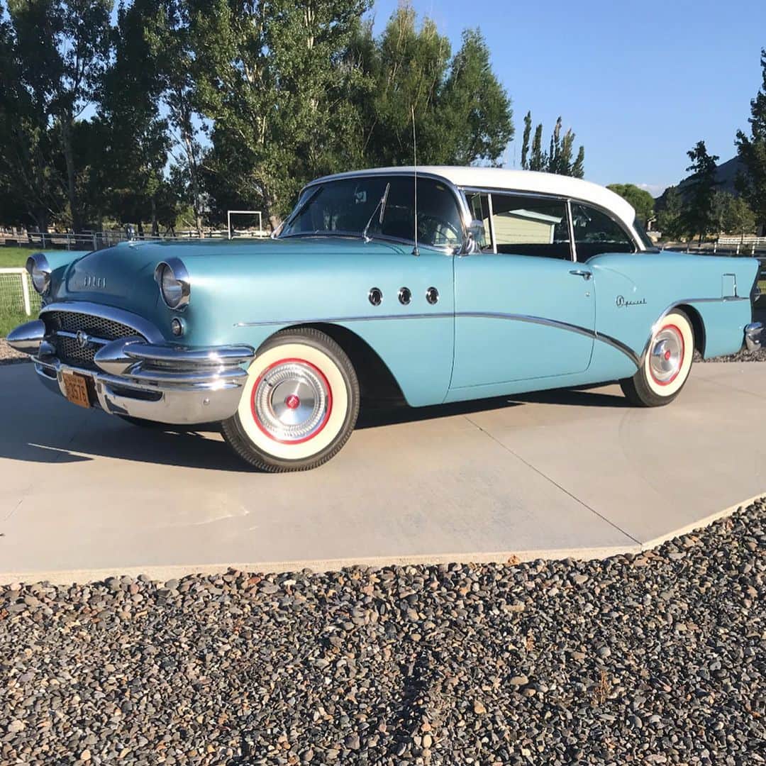 ストーン・コールド・スティーブ・オースチンのインスタグラム：「1955 Buick Special 322 Nailhead 3 speed column shift AM radio  Cali loves the bench seat.  #cruiser #oldschool #buick  #buickspecial #notforsale」