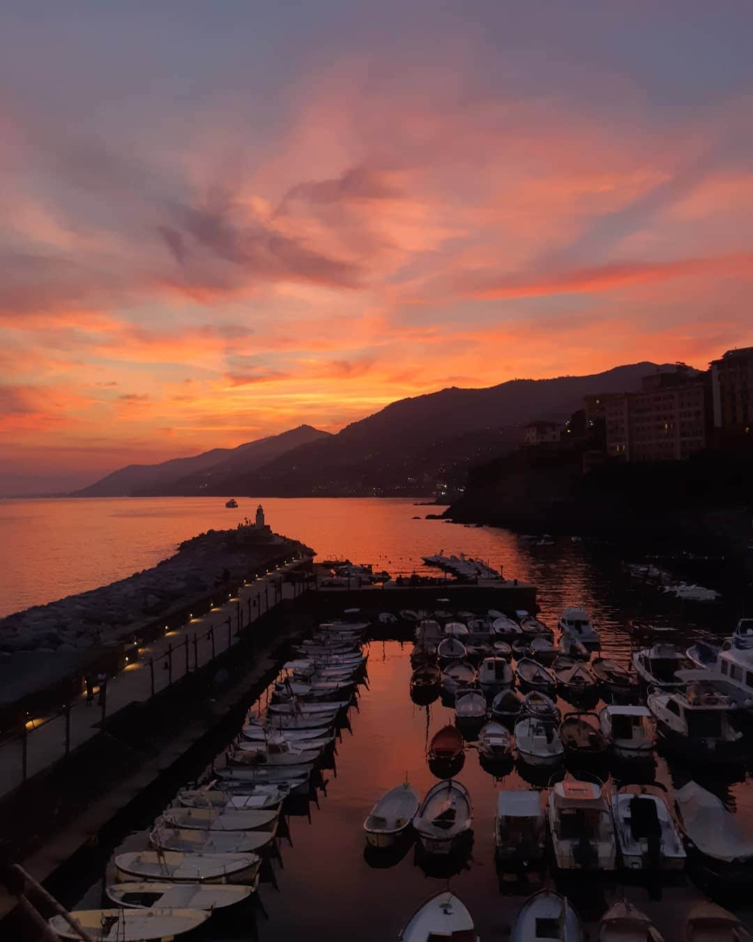 ヴィットリア・レペットのインスタグラム：「I'm gonna miss this 🌅🏠🇮🇹 #Camogli」