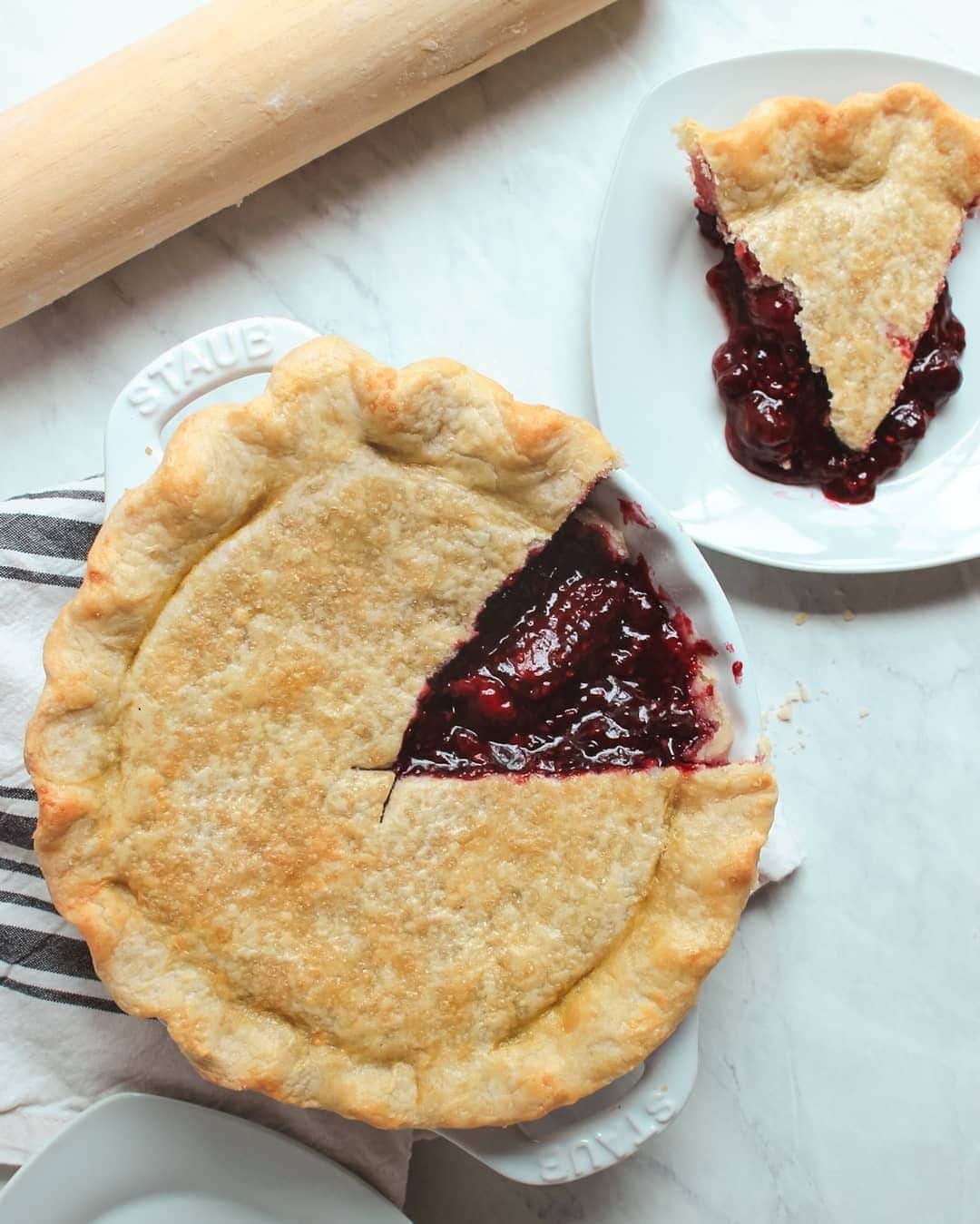 Staub USA（ストウブ）さんのインスタグラム写真 - (Staub USA（ストウブ）Instagram)「What are your favorite fruit pies to make in the summer? @kayleabakes's Razzleberry Pie (#madeinStaub Matte White Ceramic Pie Dish) is on our shortlist! 💝. Get the recipe: https://kayleabakes.com/2019/07/11/razzleberrypie/.」8月2日 1時00分 - staub_usa