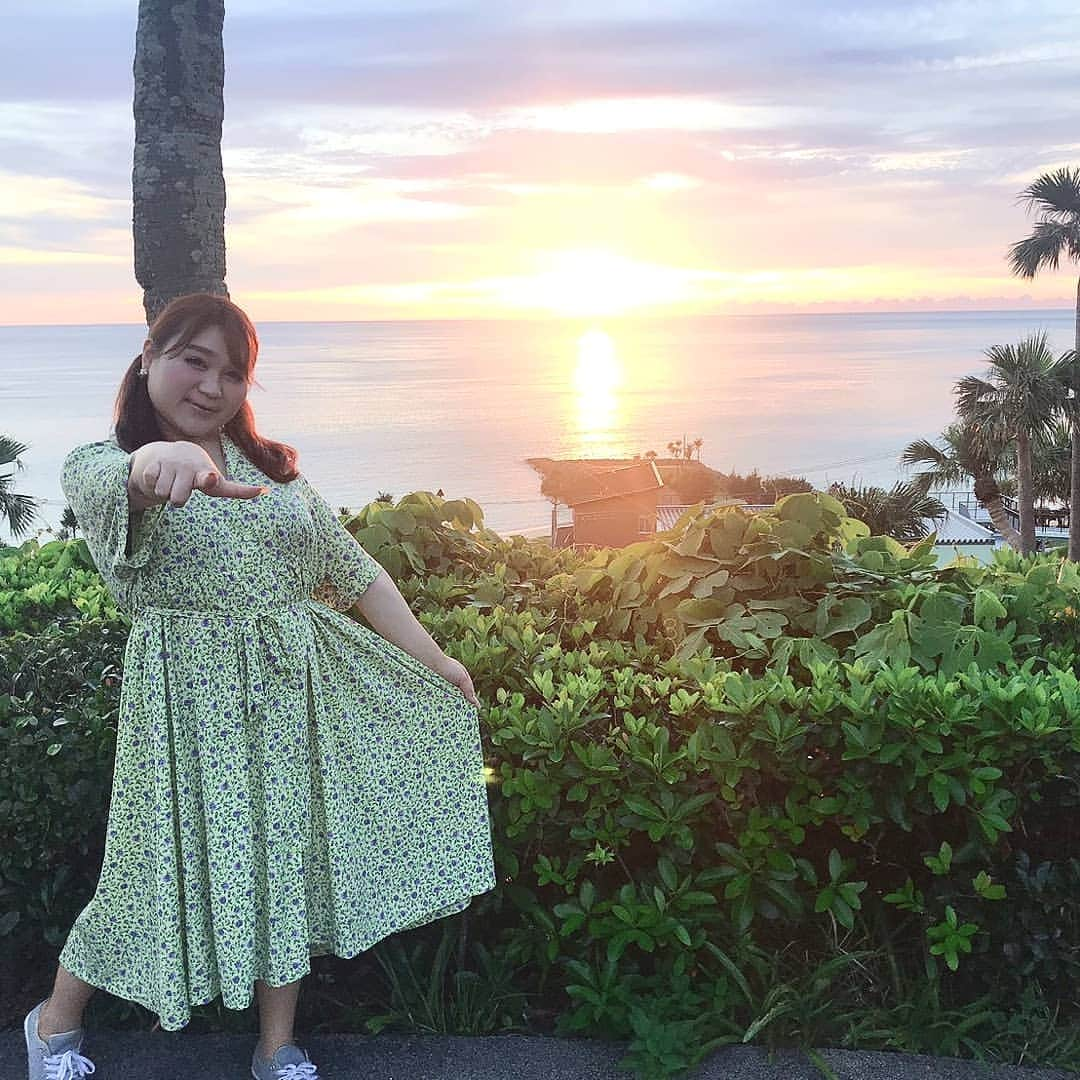 りんごちゃんさんのインスタグラム写真 - (りんごちゃんInstagram)「心も体も暖まる  #徳之島  #先日の #ボンビーガール #ありがとうございましティン  #夕陽 #美しすぎ #1年に1度見れるか見れないかとの #おはなティンでしティン  #蚊に #刺されすぎティン #一夏で #十ヶ所は絶対  #おぼらだれん #ようこそ #ありがとう」8月2日 1時00分 - ringochan_0626