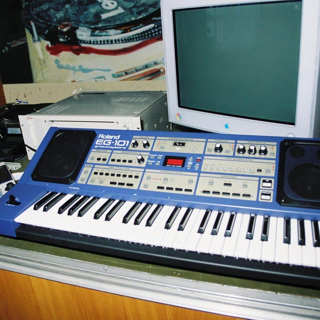 Red Bull Music Academyのインスタグラム：「Throwback Thursday ⠀⠀⠀⠀⠀⠀⠀⠀⠀ A studio shot from the second ever Red Bull Music Academy in Berlin, 1999. ⠀⠀⠀⠀⠀⠀⠀⠀⠀ 📷: Querkant - Foto Grafik Webdesign ⠀⠀⠀⠀⠀⠀⠀⠀⠀ #RolandSynthesizer #Synthesizer #TBT #ThrowbackThursday #RBMA」