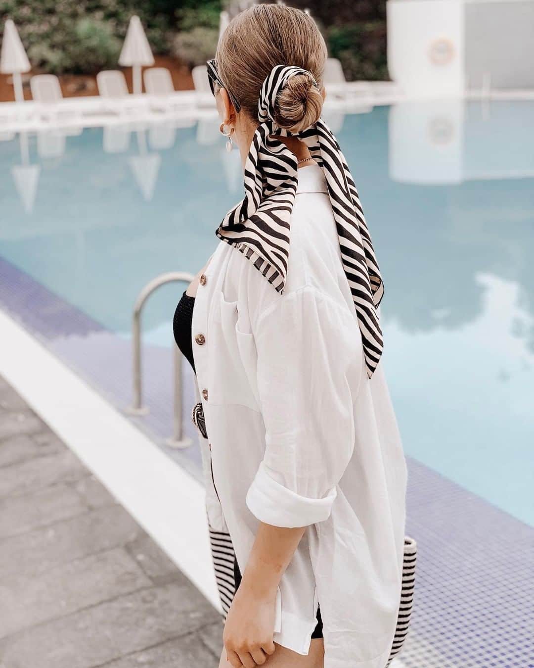 アクセサライズのインスタグラム：「Tie your look together with the it-print of the season, courtesy of our zebra skinny scarf. Made from pure silk, this whisper-light style is a piece of luxury. 📷: @dianagudaityte 🔍: 7868959000 Tap the link in the bio to shop now.  #Accessorize」