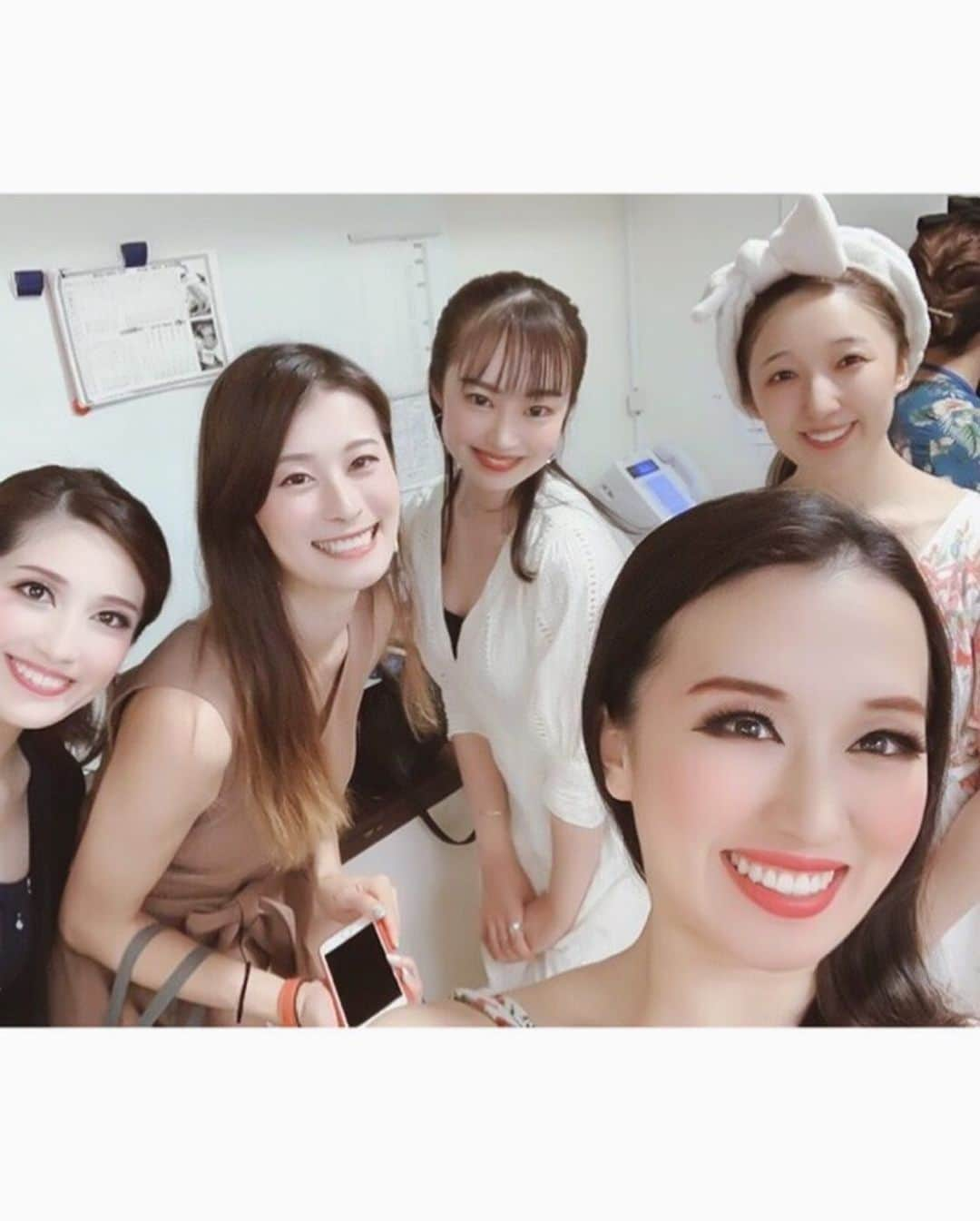 舞雛かのんさんのインスタグラム写真 - (舞雛かのんInstagram)「♪♪。。 「エリザベート」 楽しみにしてた観劇︎︎︎︎‪‪❤︎‬". . 色々なメッセージが心に響いてきました. 生の舞台ってやっぱり素敵ですね💐. . 今回はゆめさん(夢月せらさん)が誘って下さり、ちゃぴさんに内緒で観劇しました🤫ww. サプライズ大成功!! ゆめさんありがとうございました❤︎. . 出演者の七瀬りりこさん、彩花まりさん、美麗さん、彩月つくしさんともお話出来て嬉しかった❤︎❤︎. . #エリザベート #素敵な舞台  #嬉しいお誘いありがとうございました」8月2日 1時04分 - mizho_601