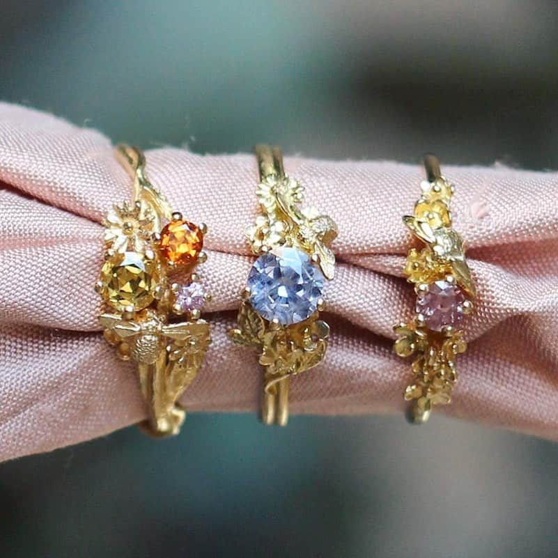 アレックスモンローさんのインスタグラム写真 - (アレックスモンローInstagram)「Which Beekeeper Sapphire Ring would you choose? Trilogy (left), Solitaire (middle) or 3mm round (right)?💎🐝🌈💍 Every Beekeeper Ring can be made exclusively for you by our Bespoke Service, with your choice of style, precious metal and sapphires! 💌 bespoke@alexmonroe.com ✨#AMBespoke #AlexMonroe #EngagementRing #AlternativeEngagementRing」8月2日 1時05分 - alexmonroejewellery