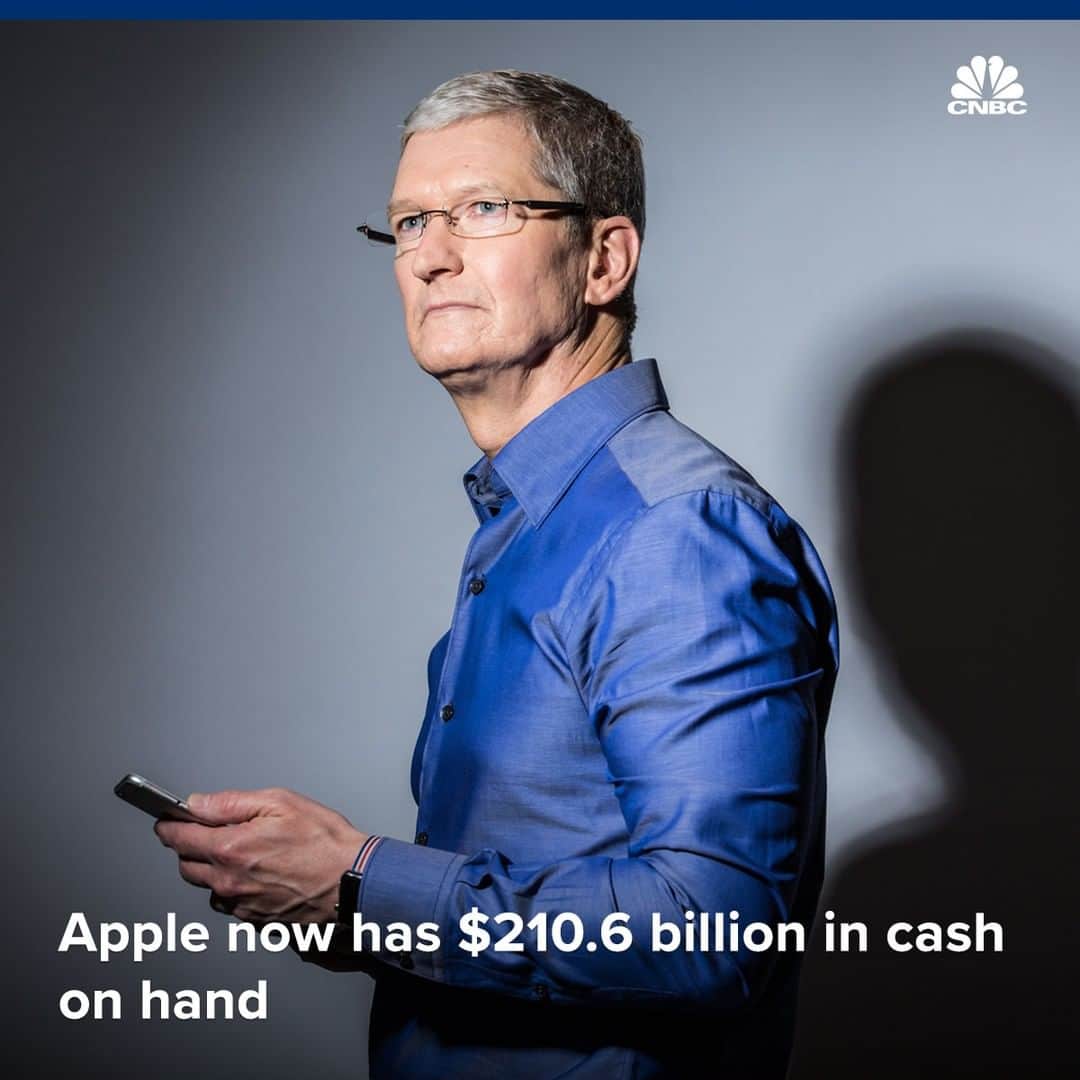 CNBCさんのインスタグラム写真 - (CNBCInstagram)「Apple has one of the largest cash piles of any company in the U.S. 💰⁠ ⁠ But that bounty took a hit this quarter — by about $15,000,000,000.⁠ ⁠ The tech giant’s cash on hand now stands at $210,600,000,000, a more than 6% decline from the company’s $225,400,000,000 in the second quarter. ⬇️⁠ ⁠ And with all that cash, comes calls for the company to make investments.⁠ ⁠ Apple is spending heavily to expand its lineup of services, including a new Apple TV+ streaming service. The company is also pouring cash into other initiatives, like its commitment to create 15,000 jobs at a $1 billion Texas campus.⁠ ⁠ To learn more about Apple’s latest money moves, visit the link in bio.」8月2日 1時05分 - cnbc