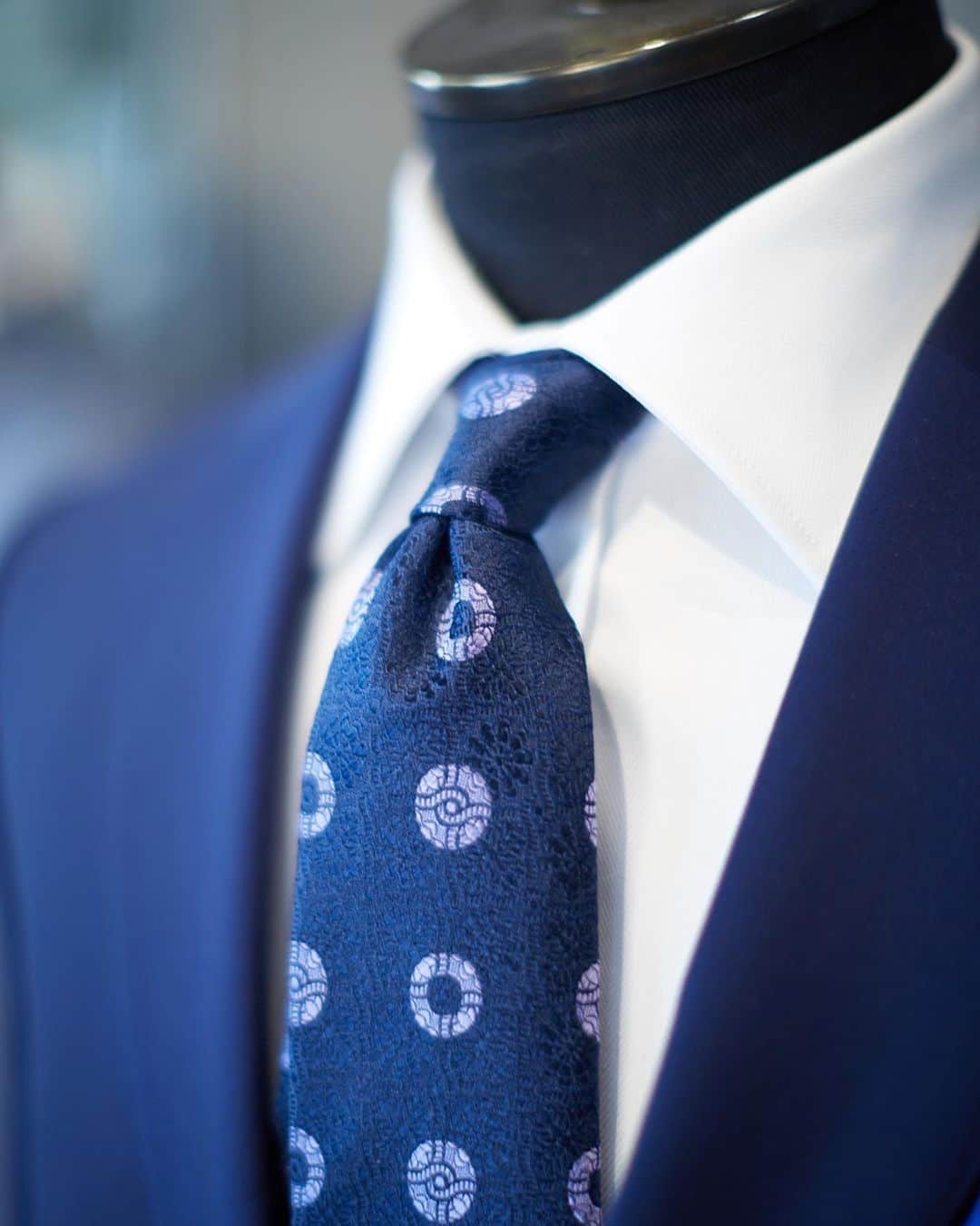 ギーブス&ホークスのインスタグラム：「All of our ties are handmade in London, England using the finest quality fabrics sourced from the oldest mills in England and Italy. Shop now in our summer sale for 50% off all ties.」