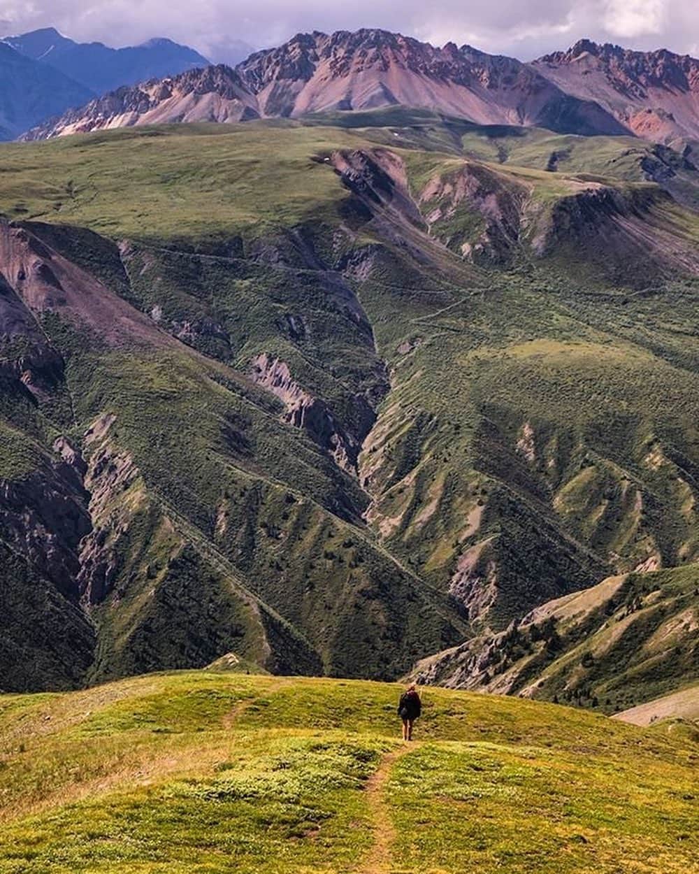 Explore Canadaさんのインスタグラム写真 - (Explore CanadaInstagram)「When visiting the Yukon be prepared to have your perspective changed. In Kluane National Park Reserve the ridges, valleys, and red rock will place you in an adventurers paradise. It’s also home to Canada’s highest peak (5,959 metres | 19,550 feet), Mount Logan, as well as it’s largest icefield. Additionally, it hosts the most genetically diverse population of grizzly bears in North America. #ExploreCanada⁠⠀ ⁠⠀ 📷: Taken in 2017 by @dduerds⁠⠀ 📍: @travelyukon⁠⠀ ⁠⠀ #TravelYukon #ParksCanada」8月2日 1時12分 - explorecanada