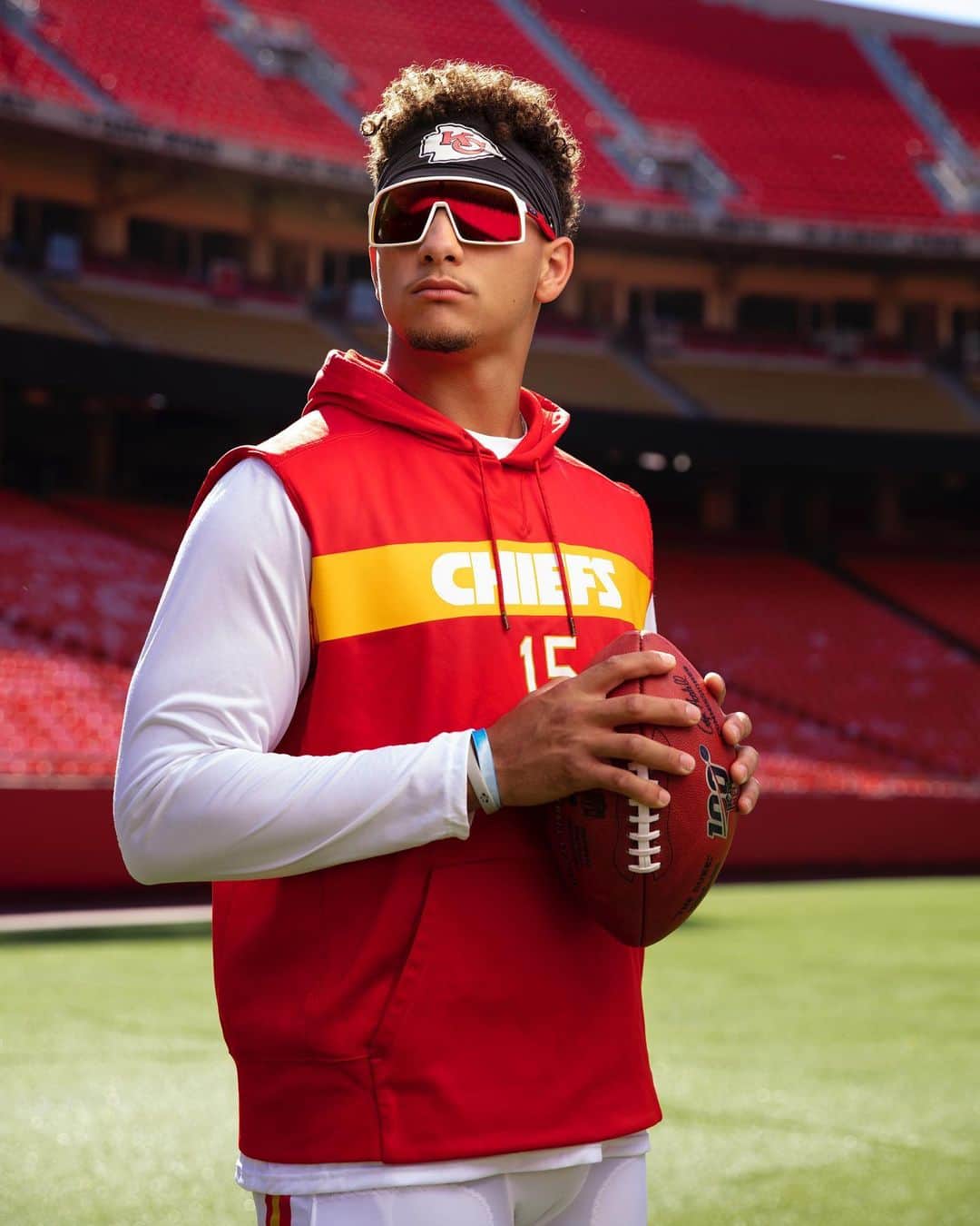 OAKLEYのインスタグラム：「@patrickmahomes saw it first. #TeamOakley #OakleyPrizm #OneObsession」