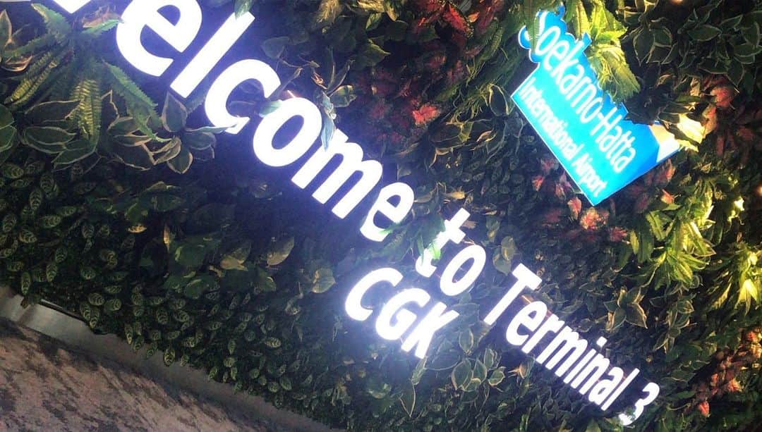 竹渕慶さんのインスタグラム写真 - (竹渕慶Instagram)「Selamat malam INDONESIA!!!! I'm already having the best time here with this unexpected welcoming at the airport... So excited for the next 4 days and don't forget to come see me at Gelar Jepang UI 2019! @gelarjepangui  Anywhere we should visit?? —————————————————— インドネシアに着きましたー！まさかのファンの方々のお出迎え…この横断幕には心から驚きました。温かすぎる。 すでに楽しすぎるけど、気を引き締めて本番がんばる…！ 日本のみんなも応援しててね…！！✊」8月2日 1時18分 - keibamboo