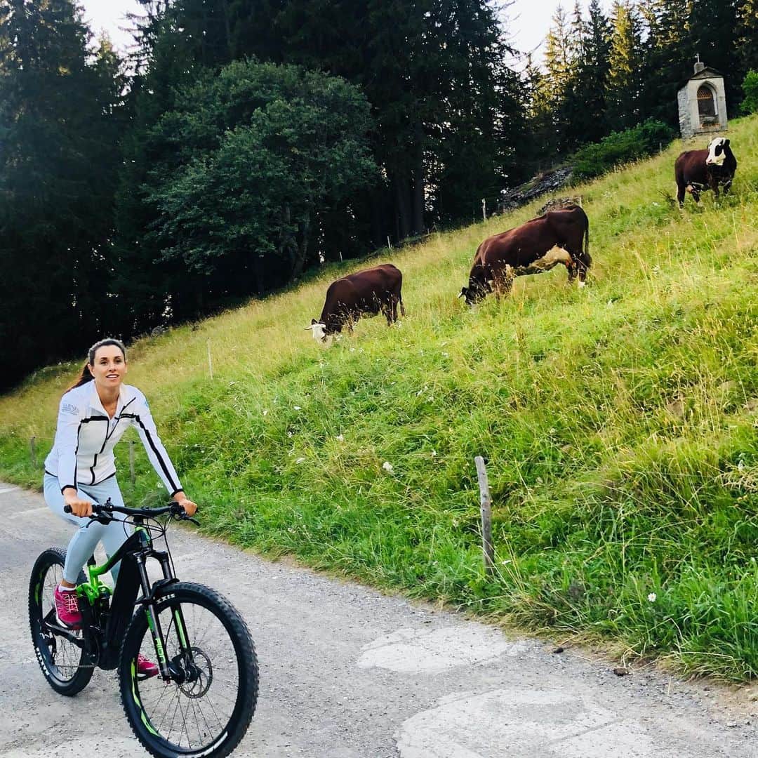 マリア・ベルチェノワさんのインスタグラム写真 - (マリア・ベルチェノワInstagram)「Looks like a perfect day to do my bike 🚲  #megeve #france #sport」8月2日 1時31分 - mariaverchenova